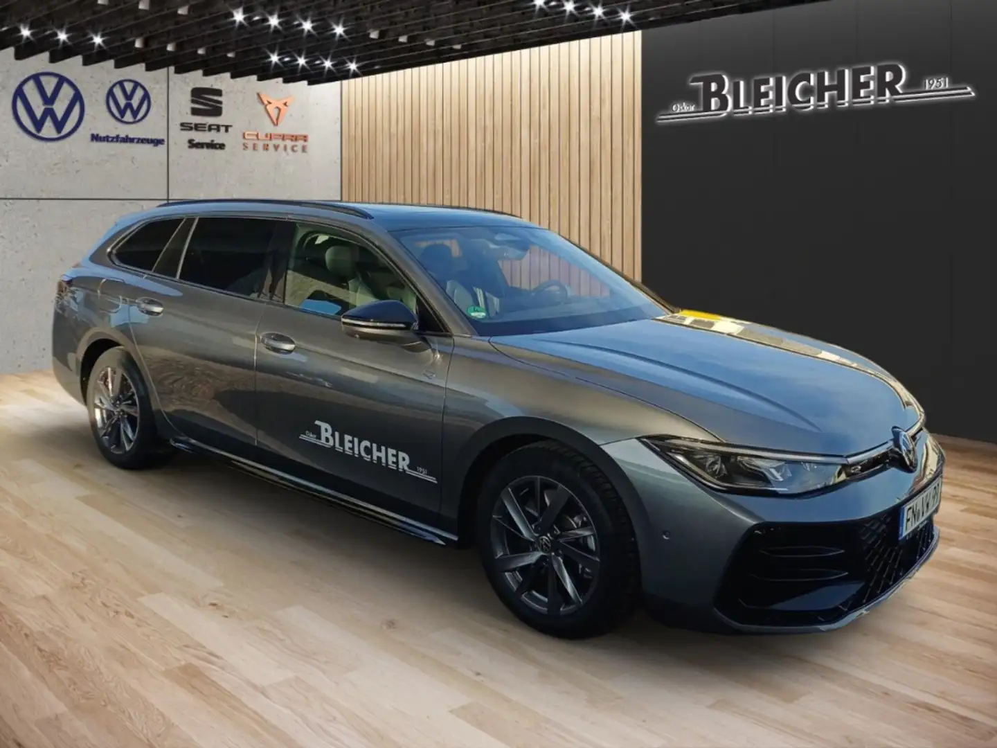 Volkswagen Passat 2.0 TDI SCR ''R-Line'' 4MOTION 142 kW 7-Gang-DSG Grau - 2