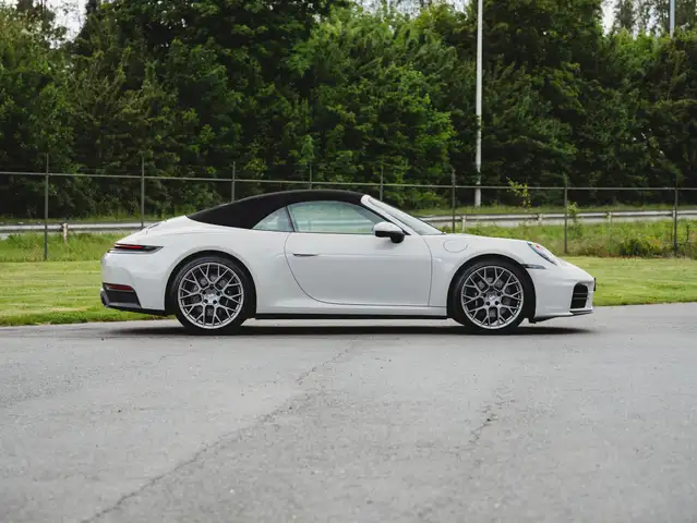 Porsche 992 view 9