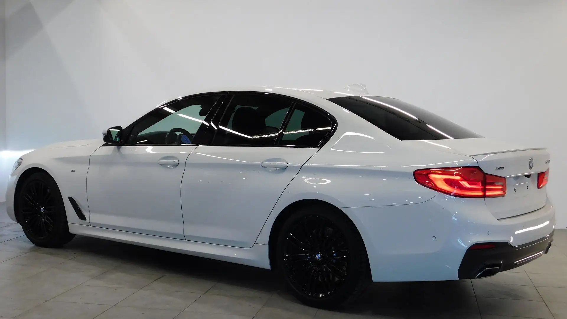 BMW 540 (G30) 540DA XDRIVE 320CH M SPORT STEPTRONIC EURO6D Bílá - 2