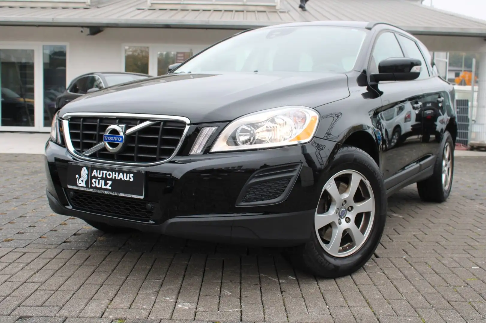 Volvo XC60 2.0d Kinetic/Auto./Navi/AHK/8fach/PDC Schwarz - 1