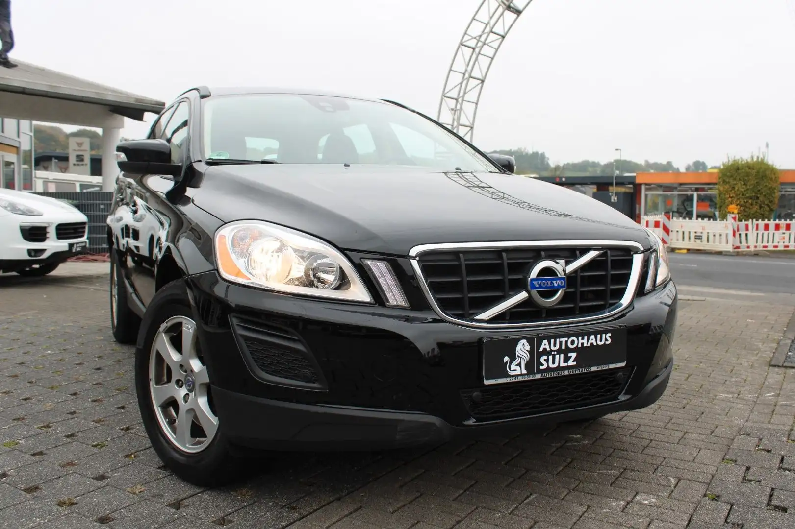 Volvo XC60 2.0d Kinetic/Auto./Navi/AHK/8fach/PDC Schwarz - 2