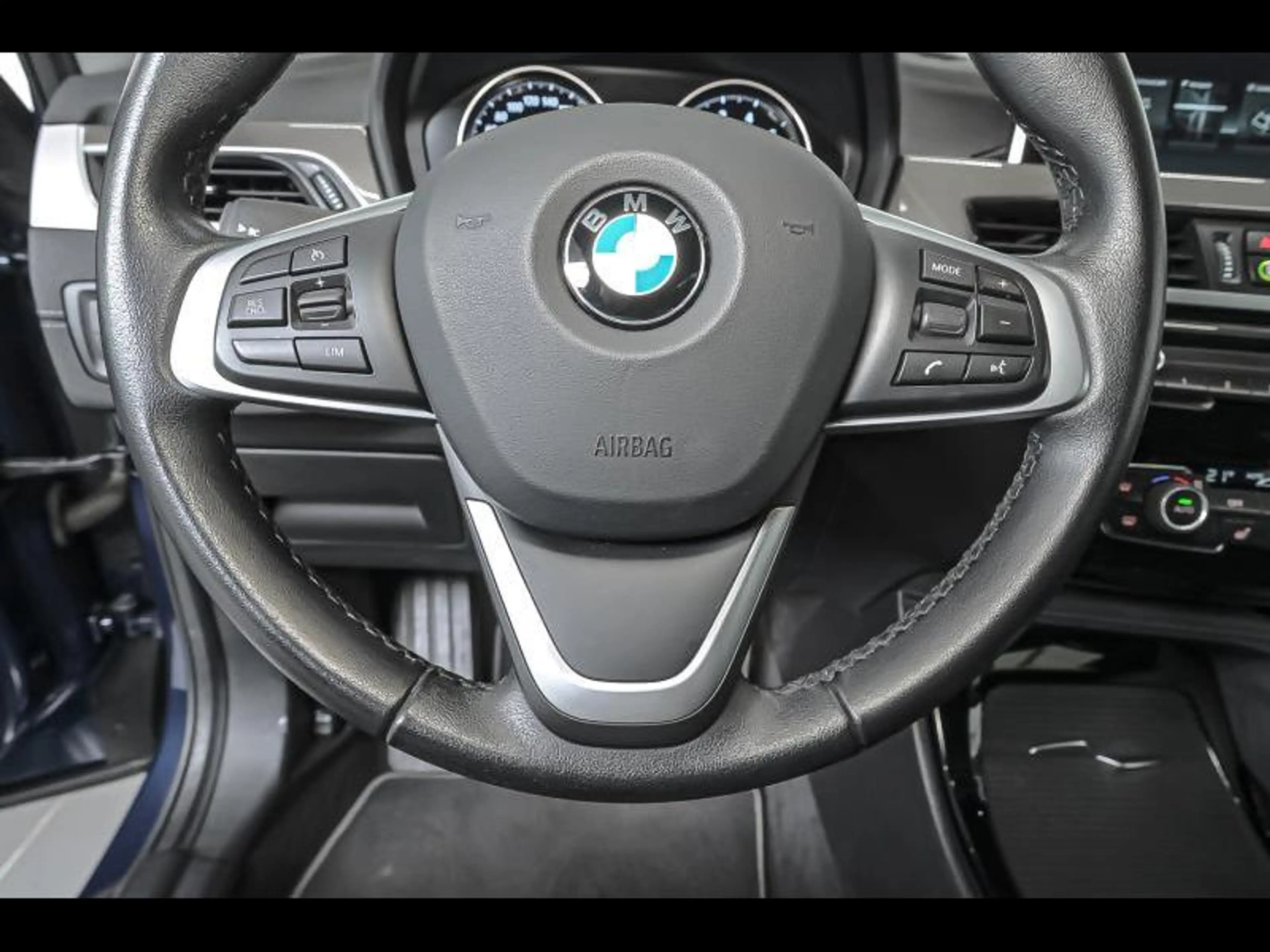 BMW X1 X1 sDrive18i - xLine — photo 9