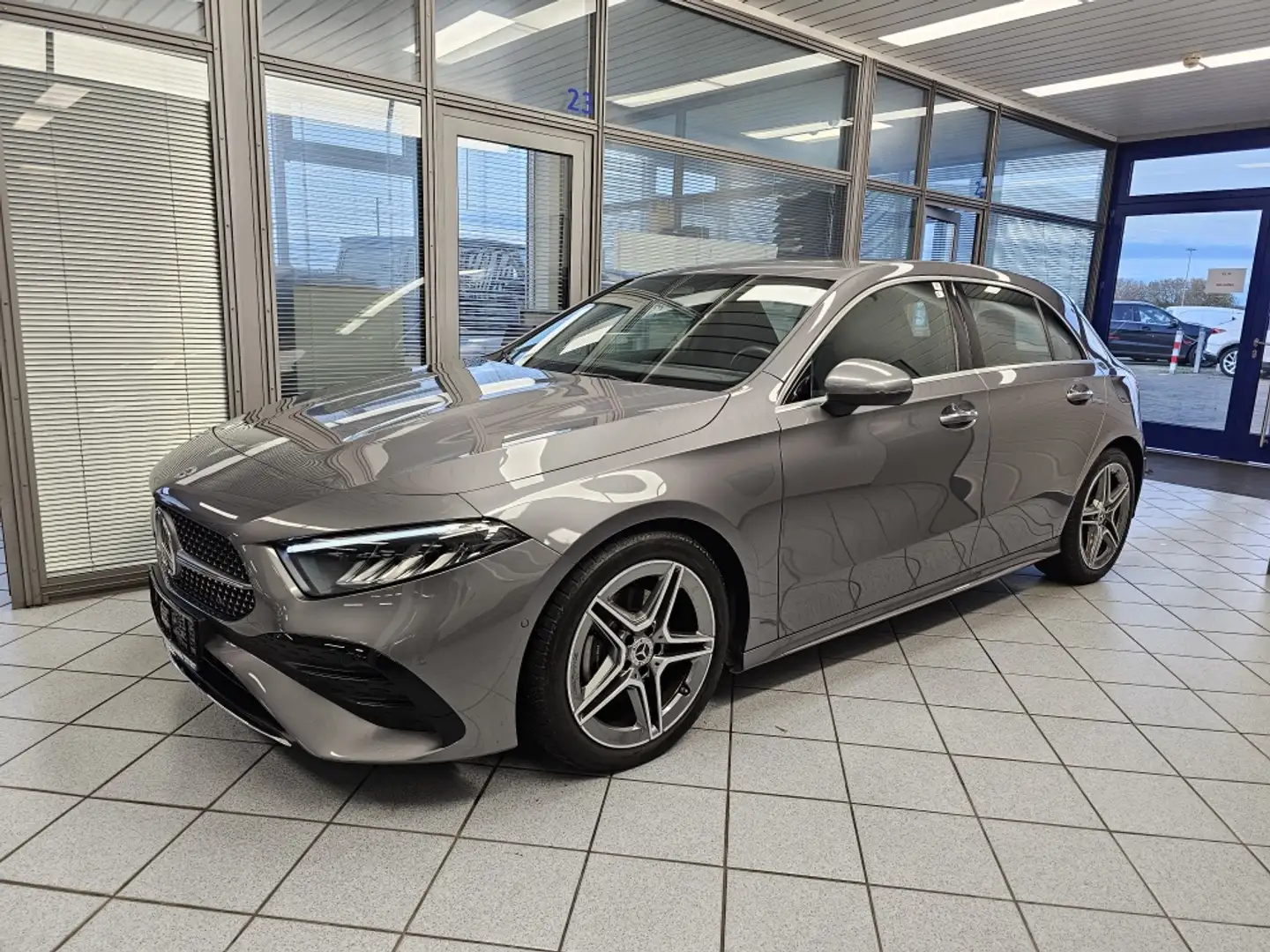 Mercedes-Benz A 180 AMG Line Navi,Klimaaut,Kamera,High-LED,SHZ Grau - 2