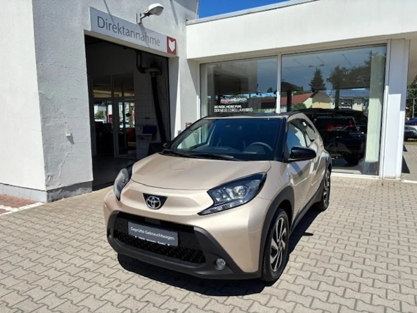 Toyota Aygo X X 1,0 Benzin 5.-Gang 5.-Trg. Air Teamplayer Aussta Beige - 2