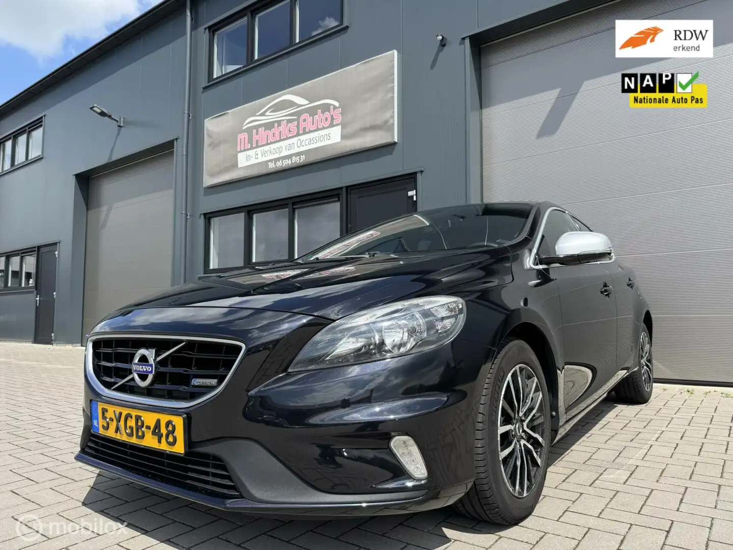 Volvo V40 2.0 D4 R-Design *PANORAMADAK* Zwart - 1