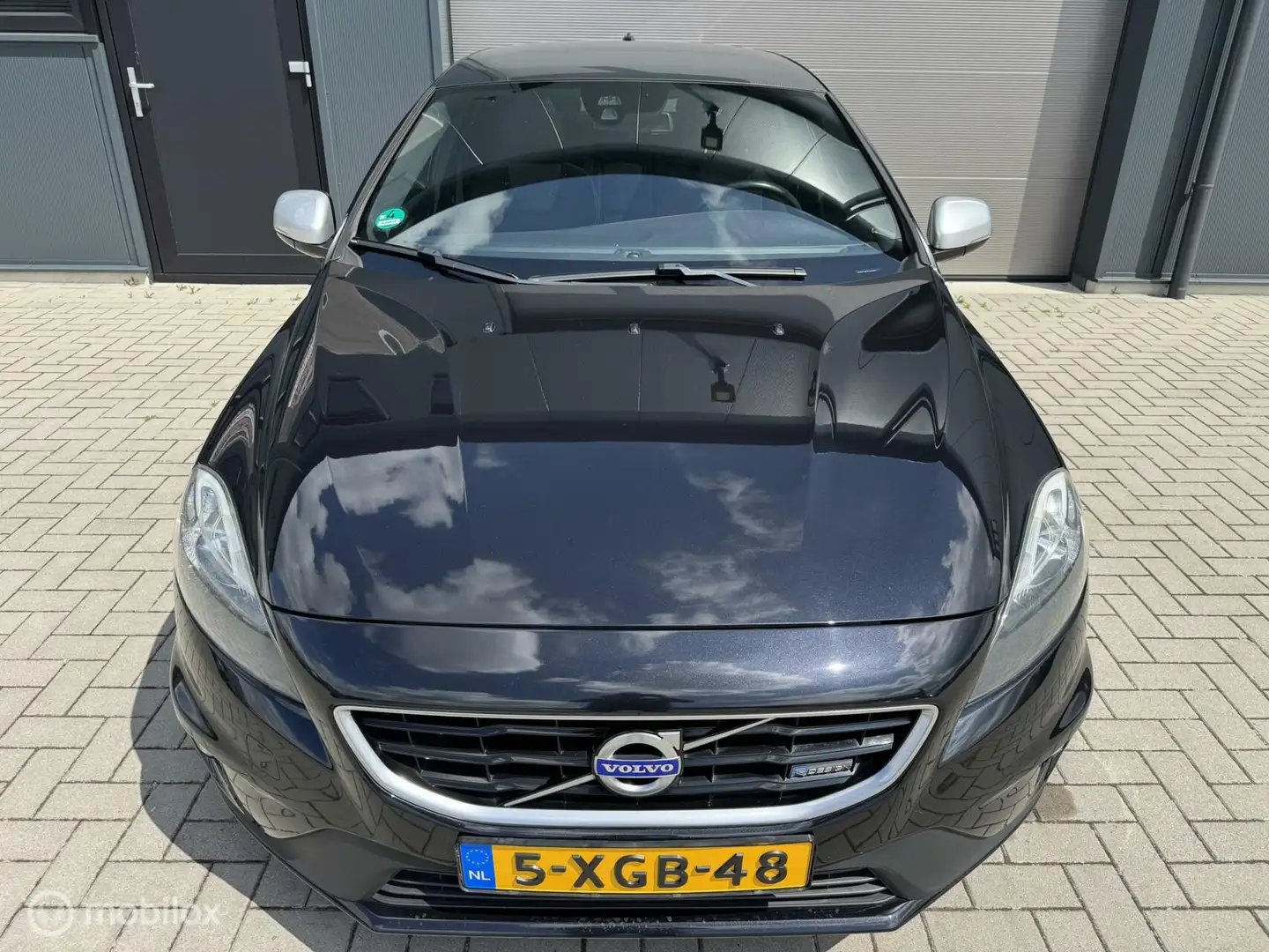 Volvo V40 2.0 D4 R-Design *PANORAMADAK* Zwart - 2