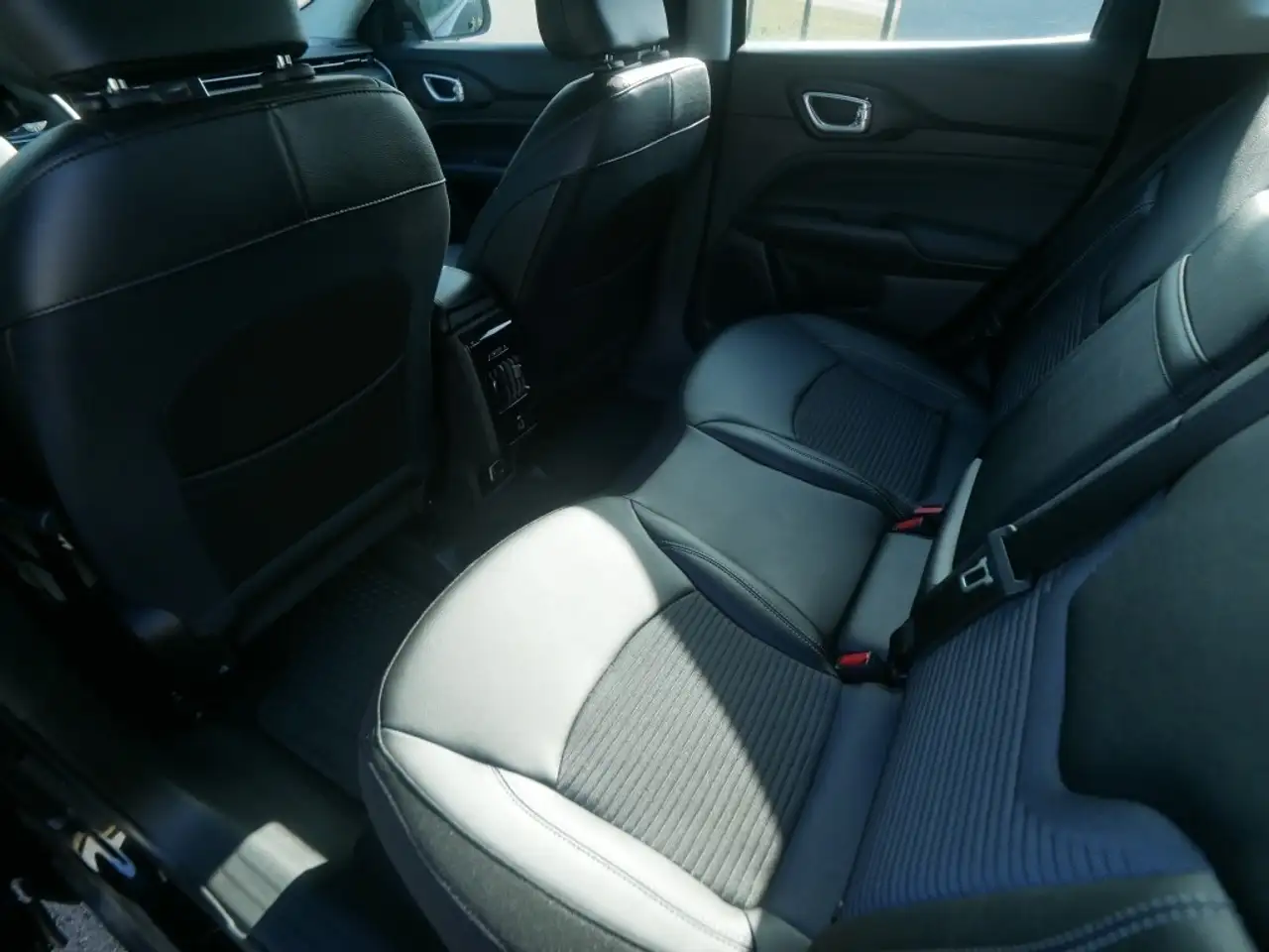 Jeep Compass ALTITUDE e-HYBRID 1.5l 130PS AT SICHERHEIT WINTER 12