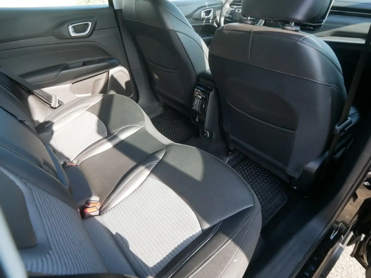 Jeep Compass ALTITUDE e-HYBRID 1.5l 130PS AT SICHERHEIT WINTER 16