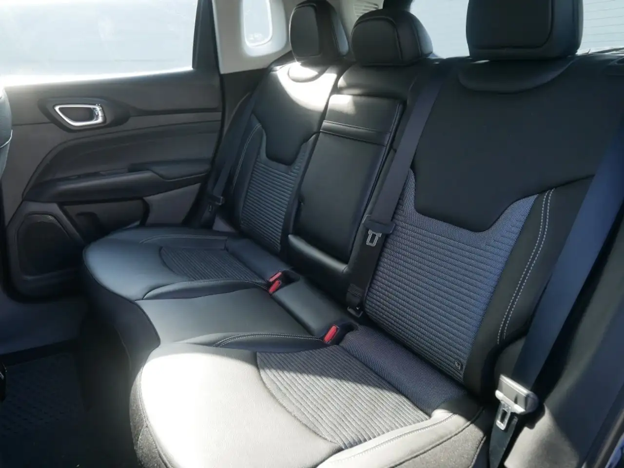 Jeep Compass ALTITUDE e-HYBRID 1.5l 130PS AT SICHERHEIT WINTER 11