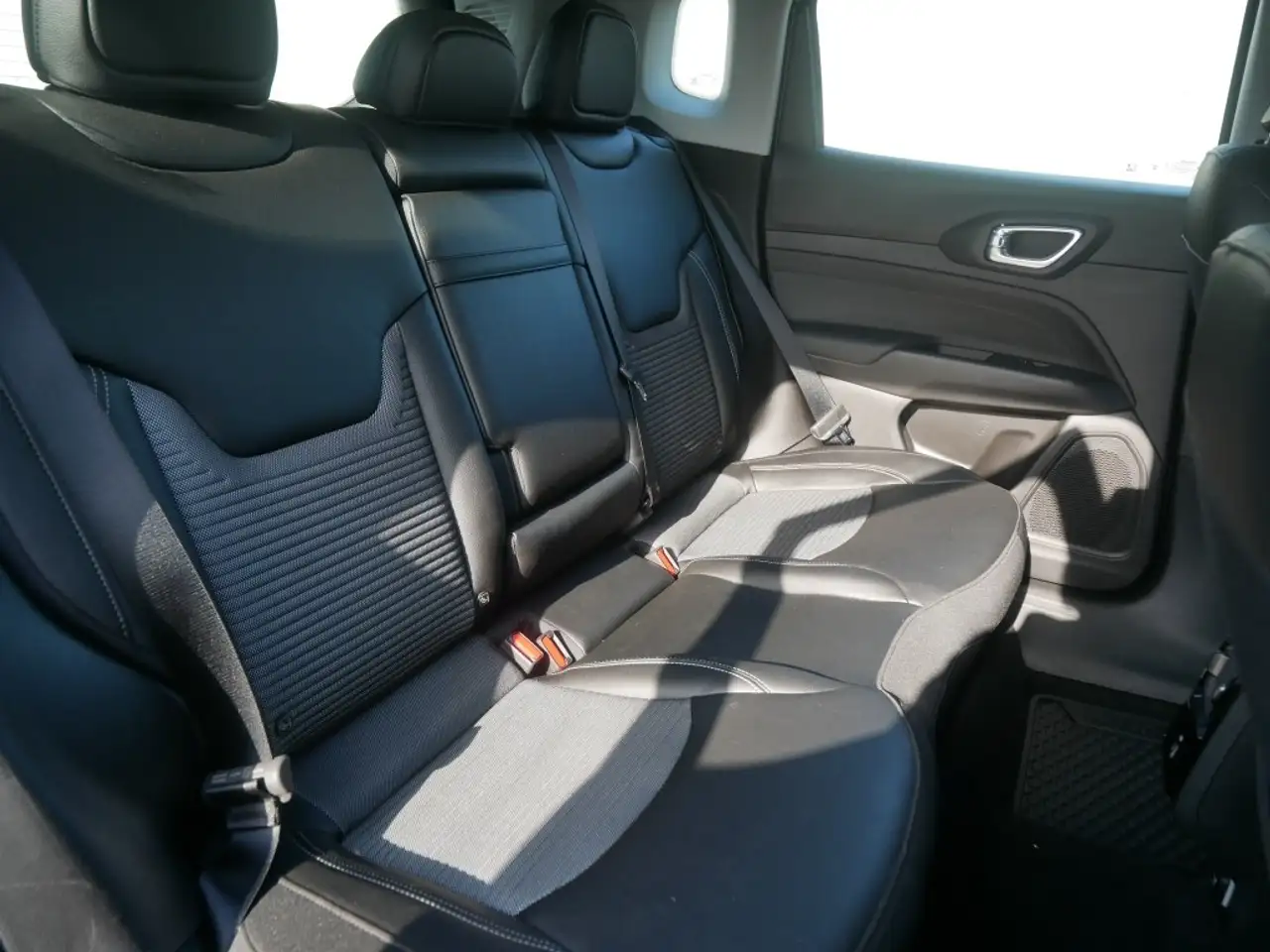 Jeep Compass ALTITUDE e-HYBRID 1.5l 130PS AT SICHERHEIT WINTER 17