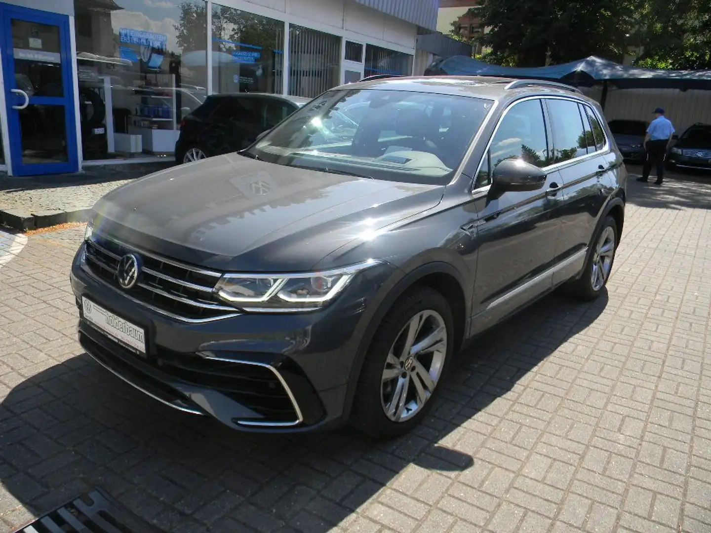 Volkswagen Tiguan R-Line 4Motion 2,0 TDI 7 Gang DSG AHK Grau - 2