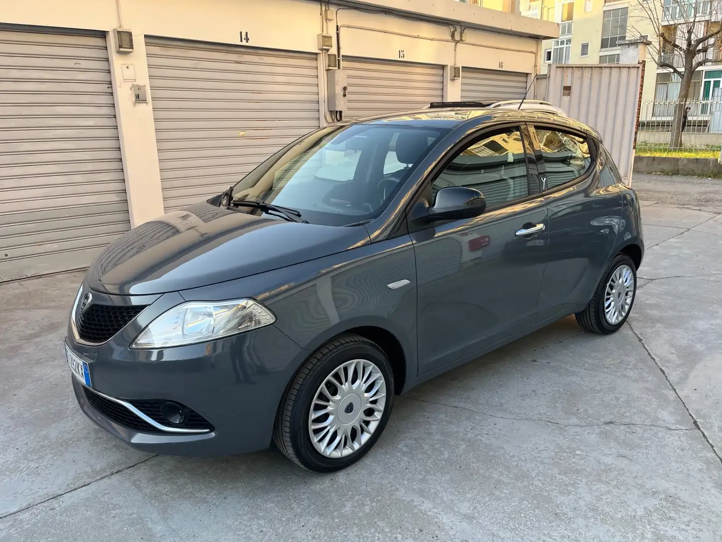 Lancia Ypsilon 1.2 Platinum 69cv Gris - 1