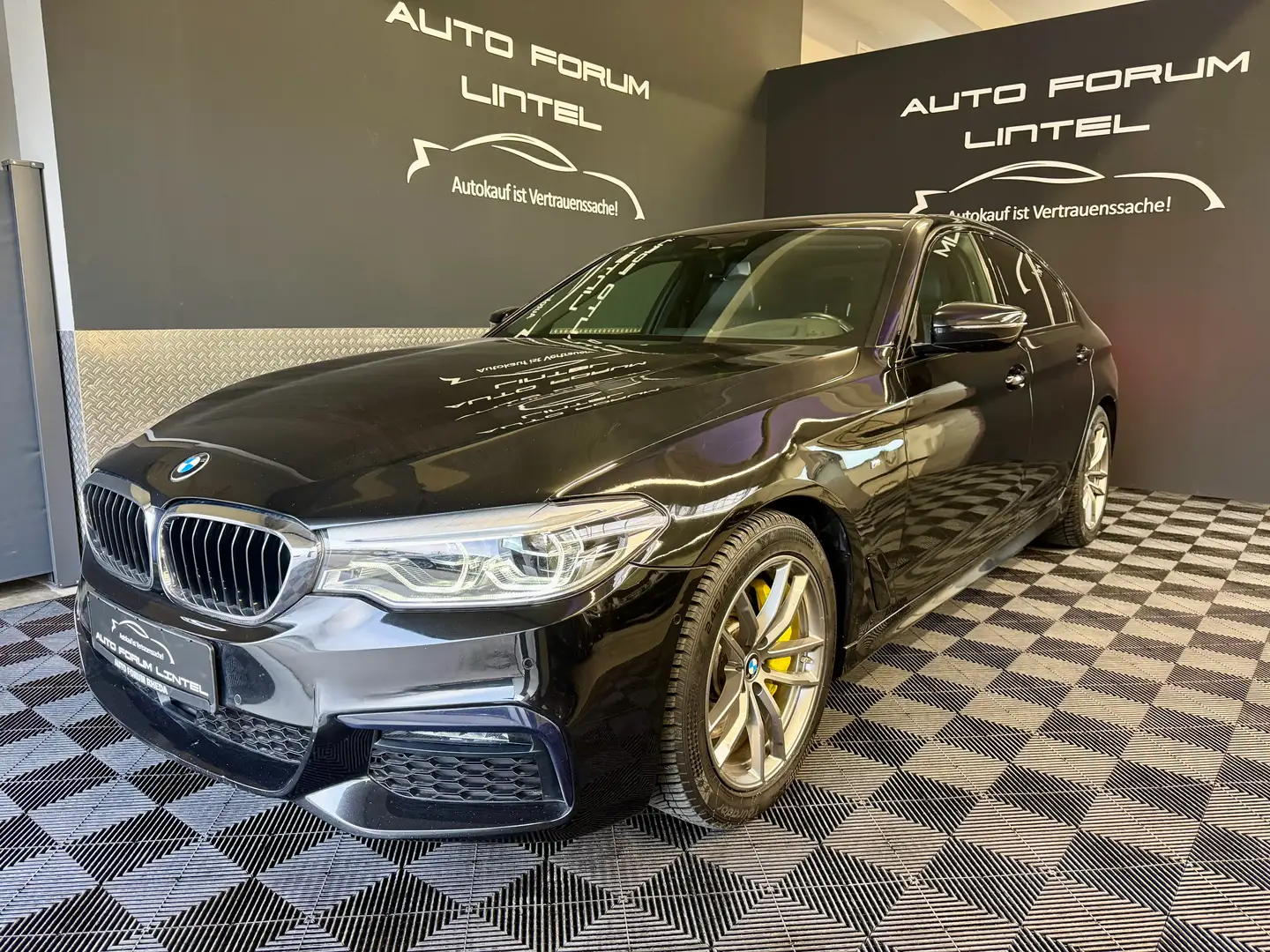BMW 530 d M SPORT-LEDER-HUD-LNKRHZG-LED-AERODYN.-KEYLESS Schwarz - 1
