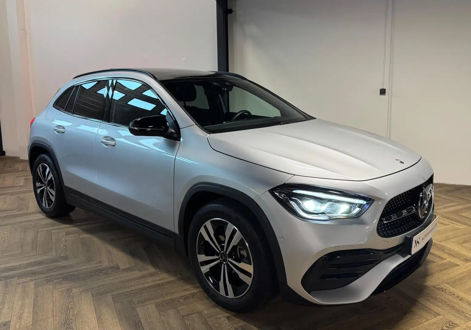 Mercedes-Benz GLA 220 d PANO KEYLESS CAM Silber - 2