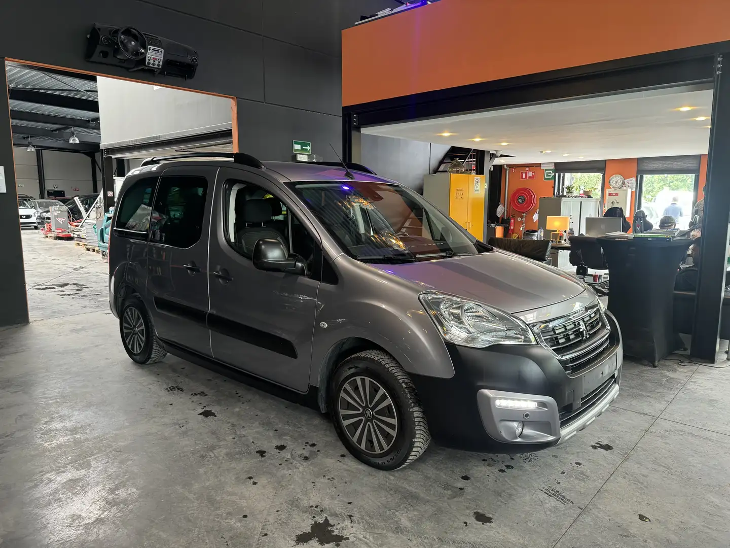 Peugeot Partner 1.2 - A/C - NAVI - MEDIA/TEL - CAMERA - MODE 4X4 Šedá - 2