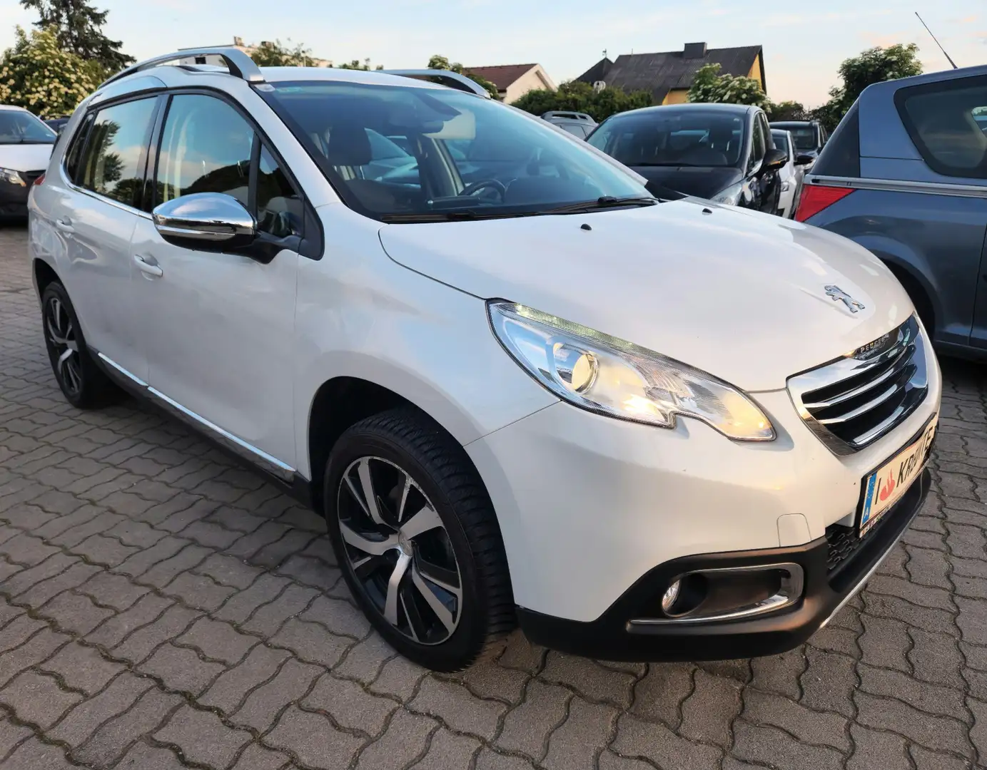 Peugeot 2008 1,2 PureTech 110 S&S Aut. Allure Weiß - 2