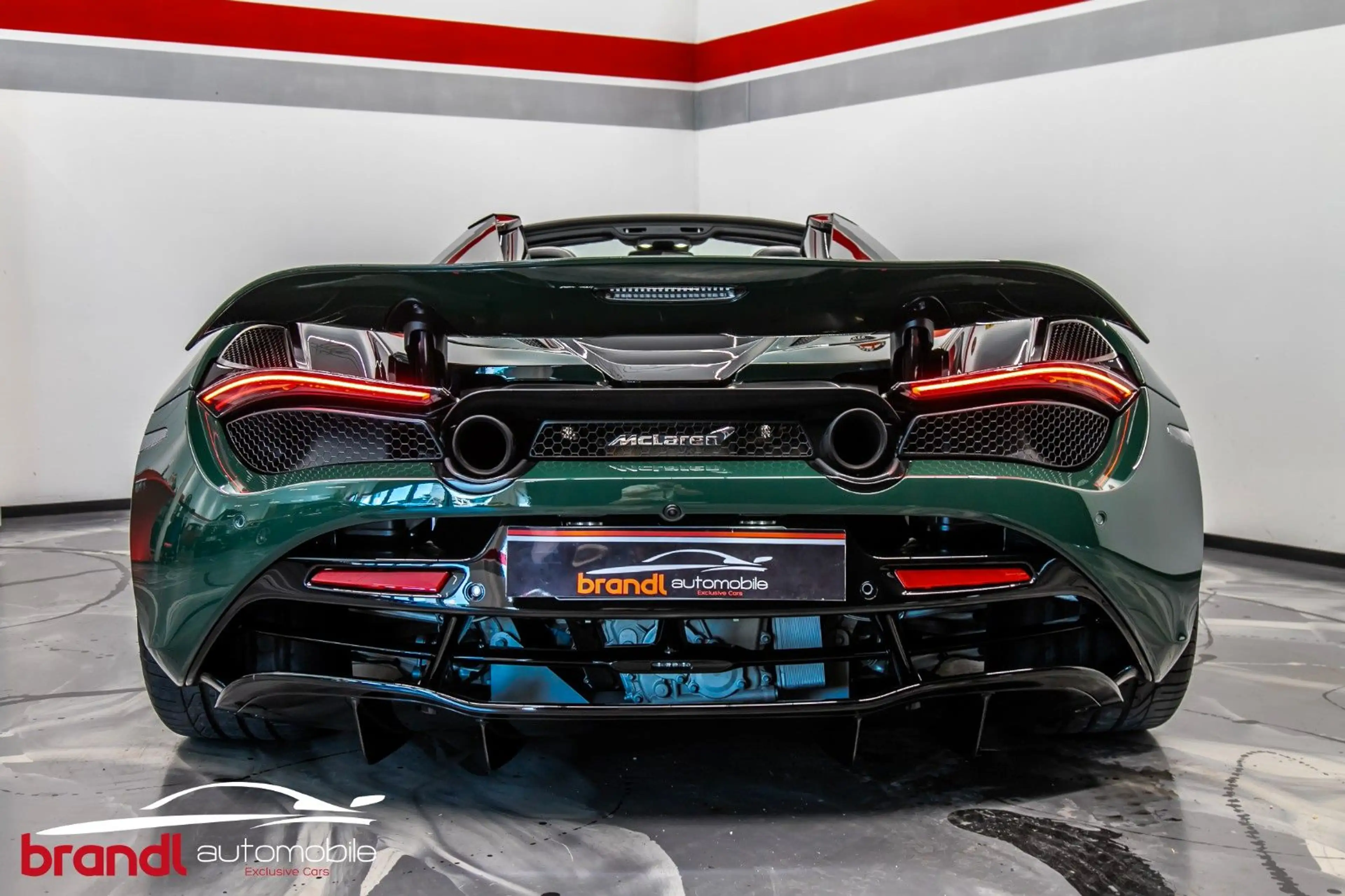 McLaren 720S / DE / British Racing Green / Lift / B&W — photo 18