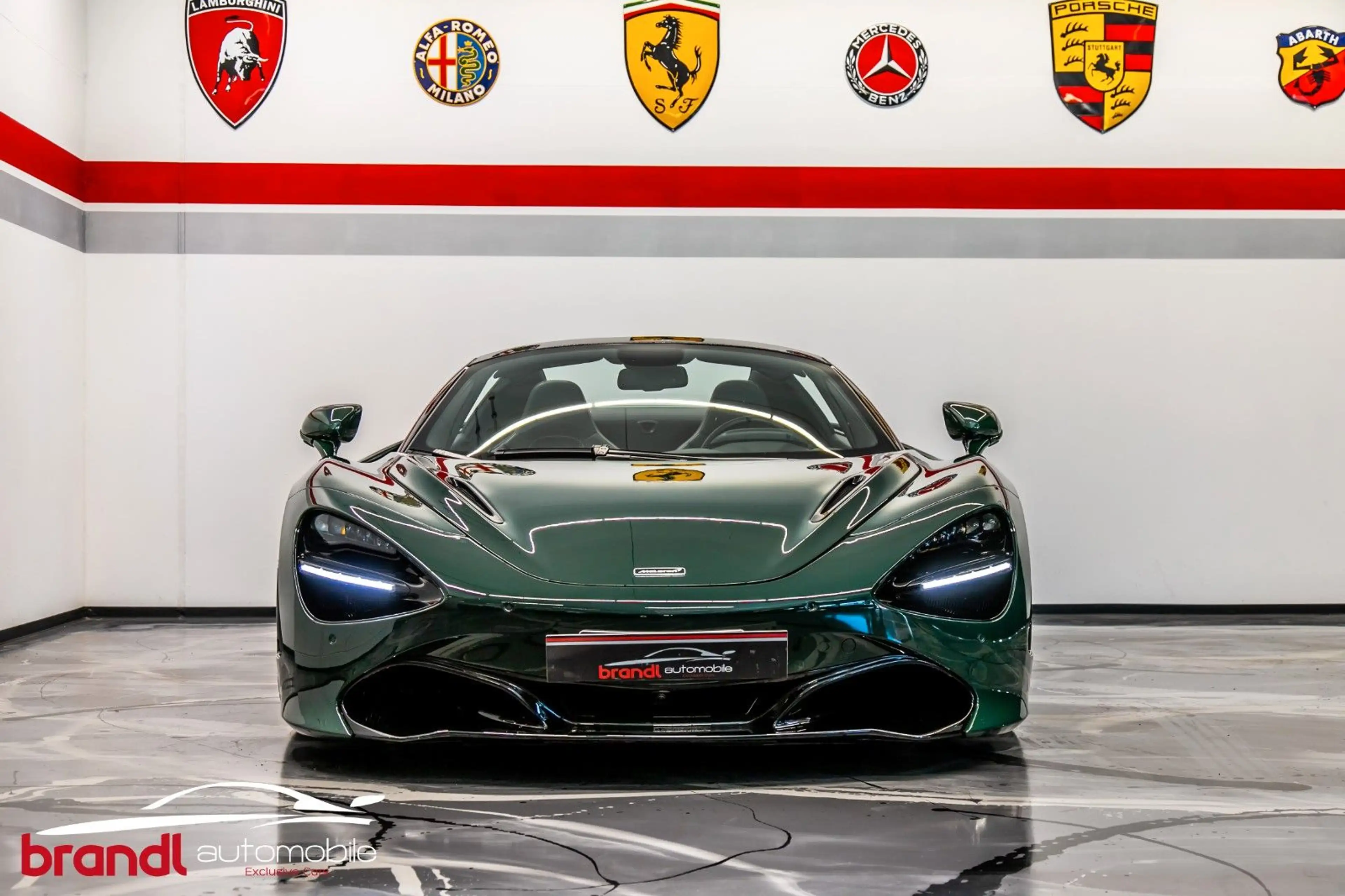 McLaren 720S / DE / British Racing Green / Lift / B&W — photo 9
