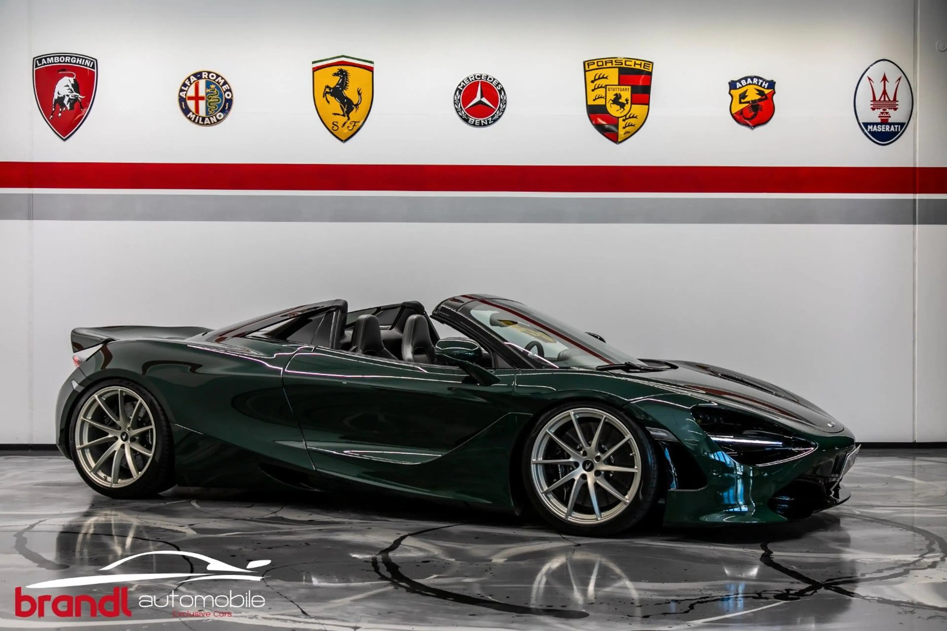 McLaren 720S / DE / British Racing Green / Lift / B&W — photo 2