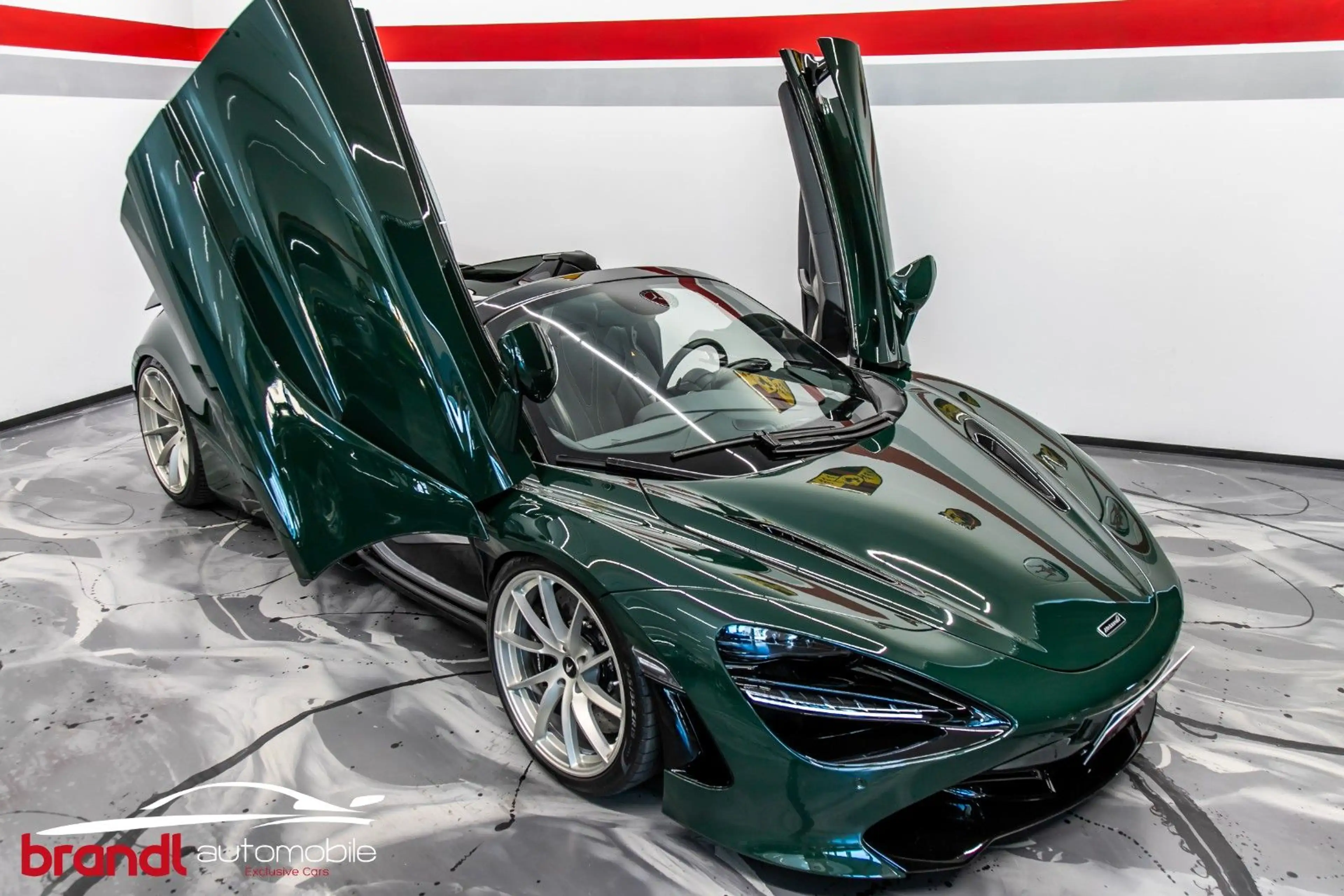 McLaren 720S / DE / British Racing Green / Lift / B&W — photo 5