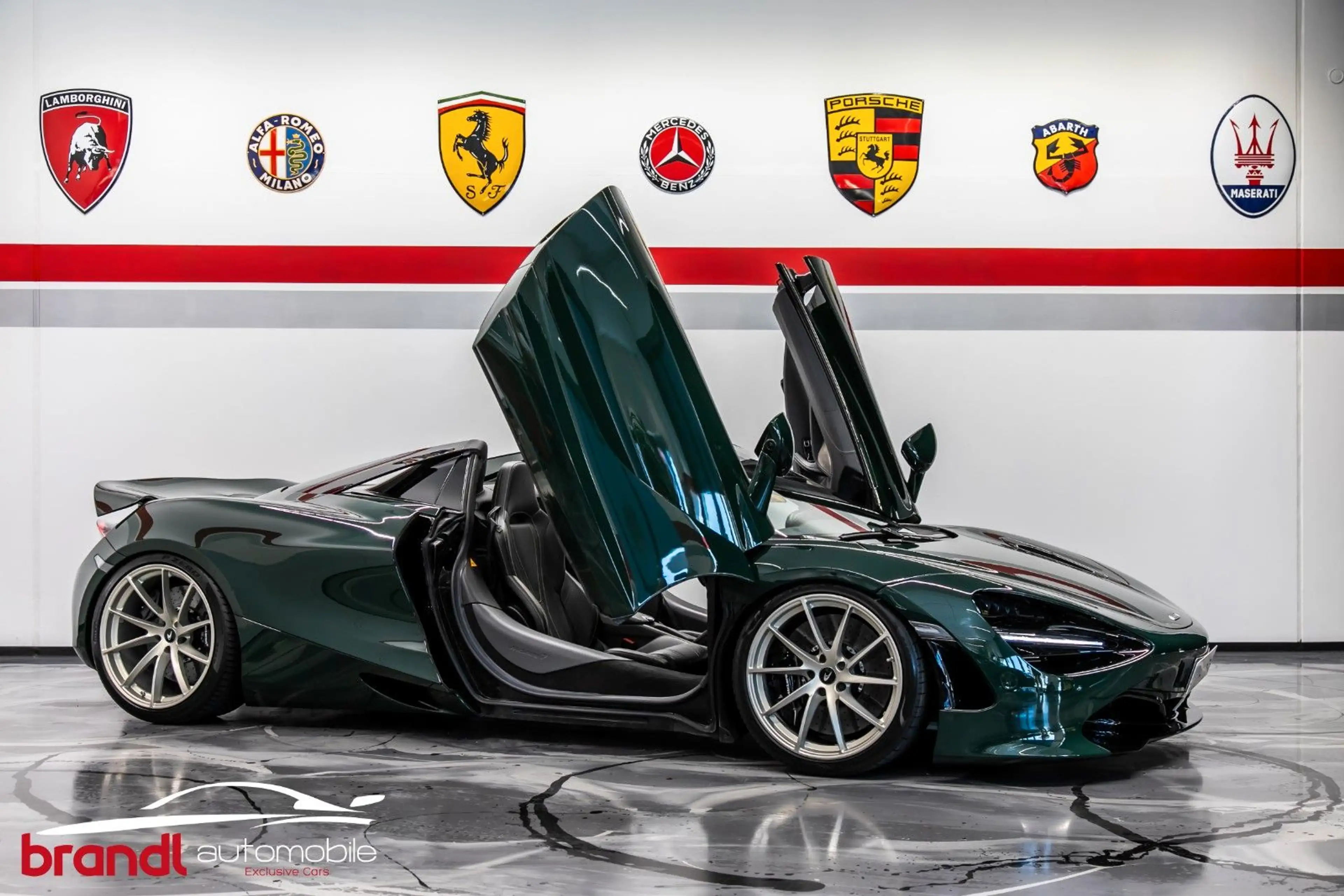 McLaren 720S / DE / British Racing Green / Lift / B&W