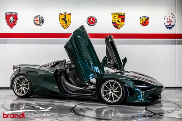 McLaren 720S / DE / British Racing Green / Lift / B&W