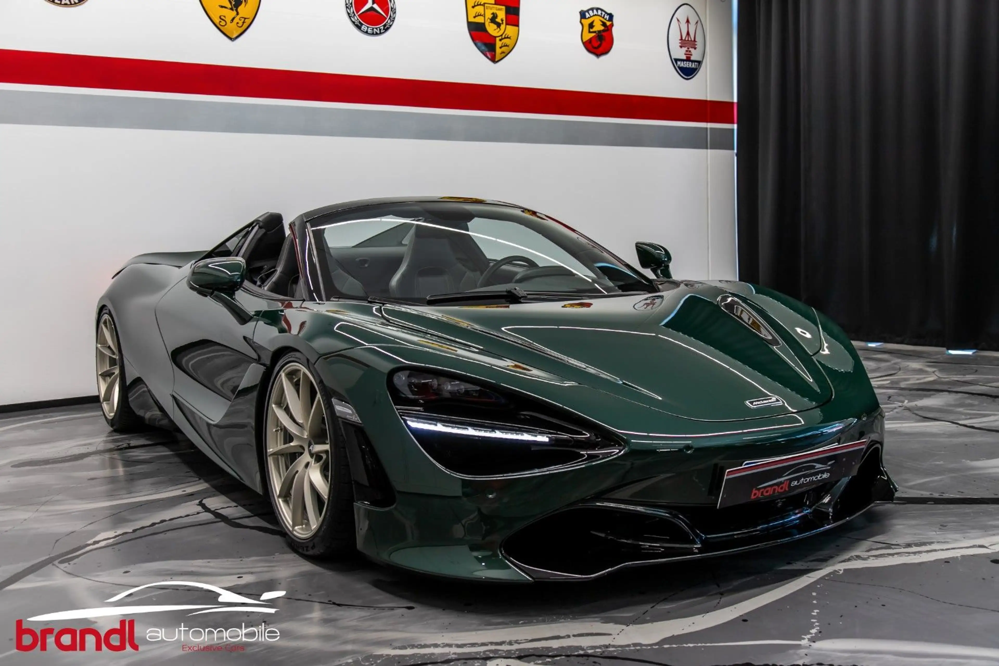 McLaren 720S / DE / British Racing Green / Lift / B&W — photo 7