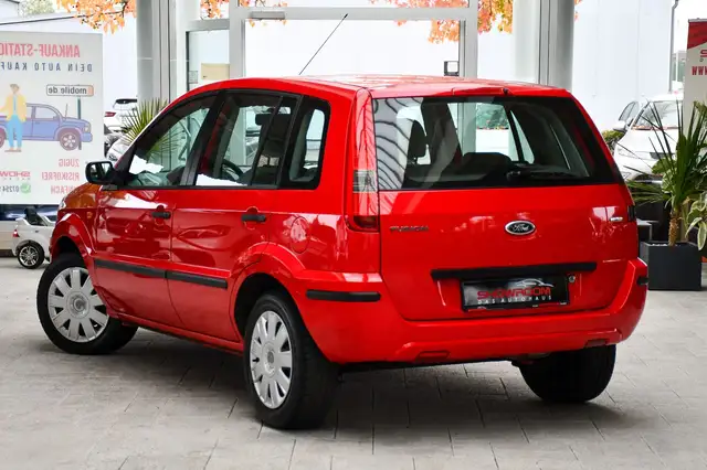 Ford Fusion view 4