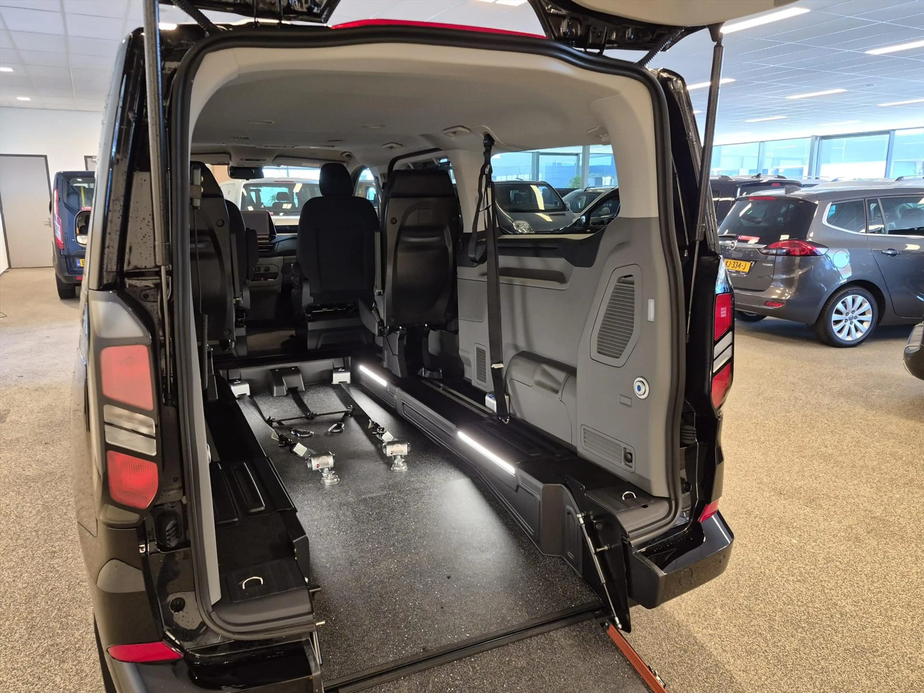 Ford Tourneo Custom L2H1 Rolstoelbus Bodemverlaging XXL 147cm — photo 10