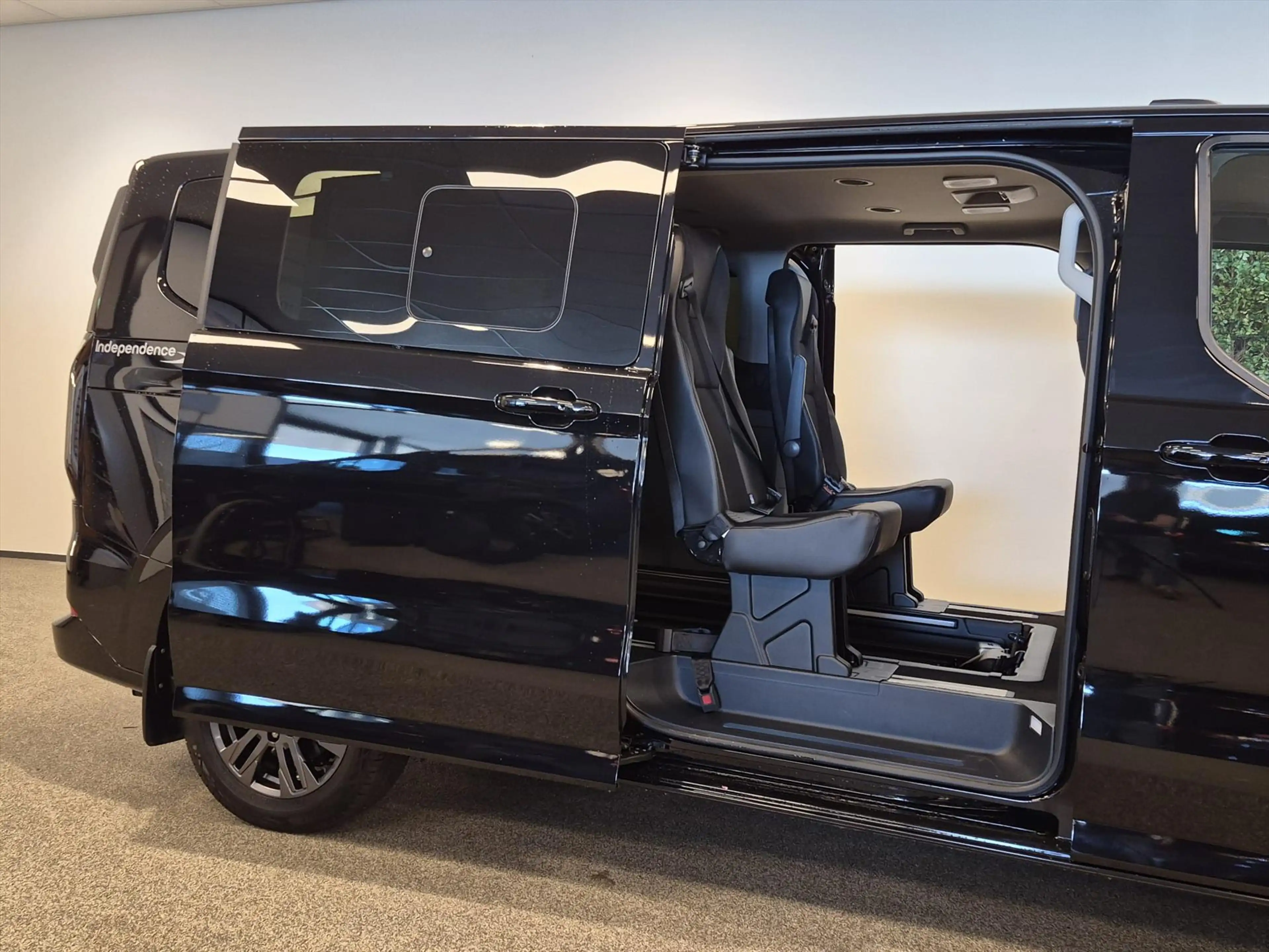 Ford Tourneo Custom L2H1 Rolstoelbus Bodemverlaging XXL 147cm — photo 14