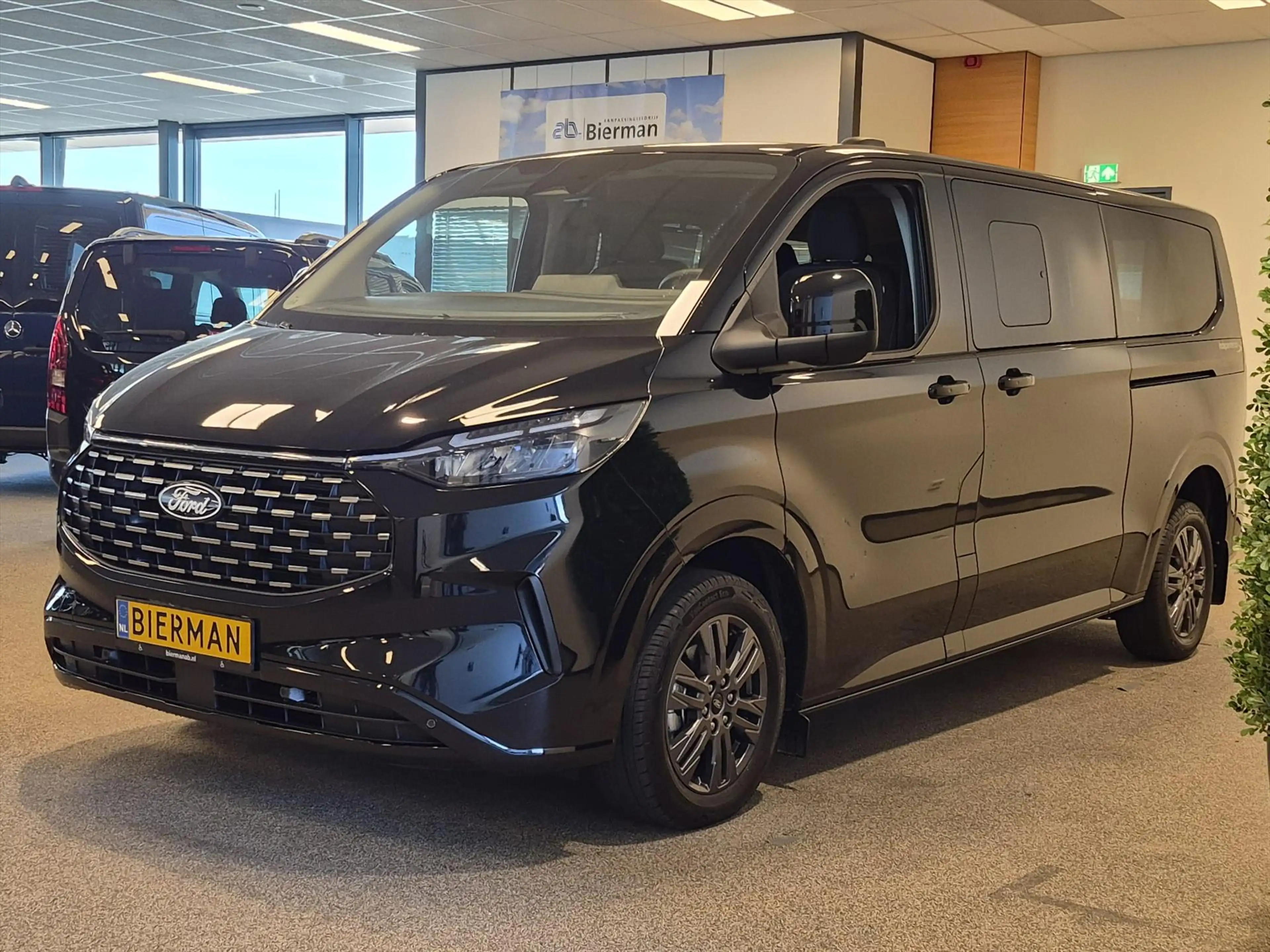 Ford Tourneo Custom L2H1 Rolstoelbus Bodemverlaging XXL 147cm — photo 11