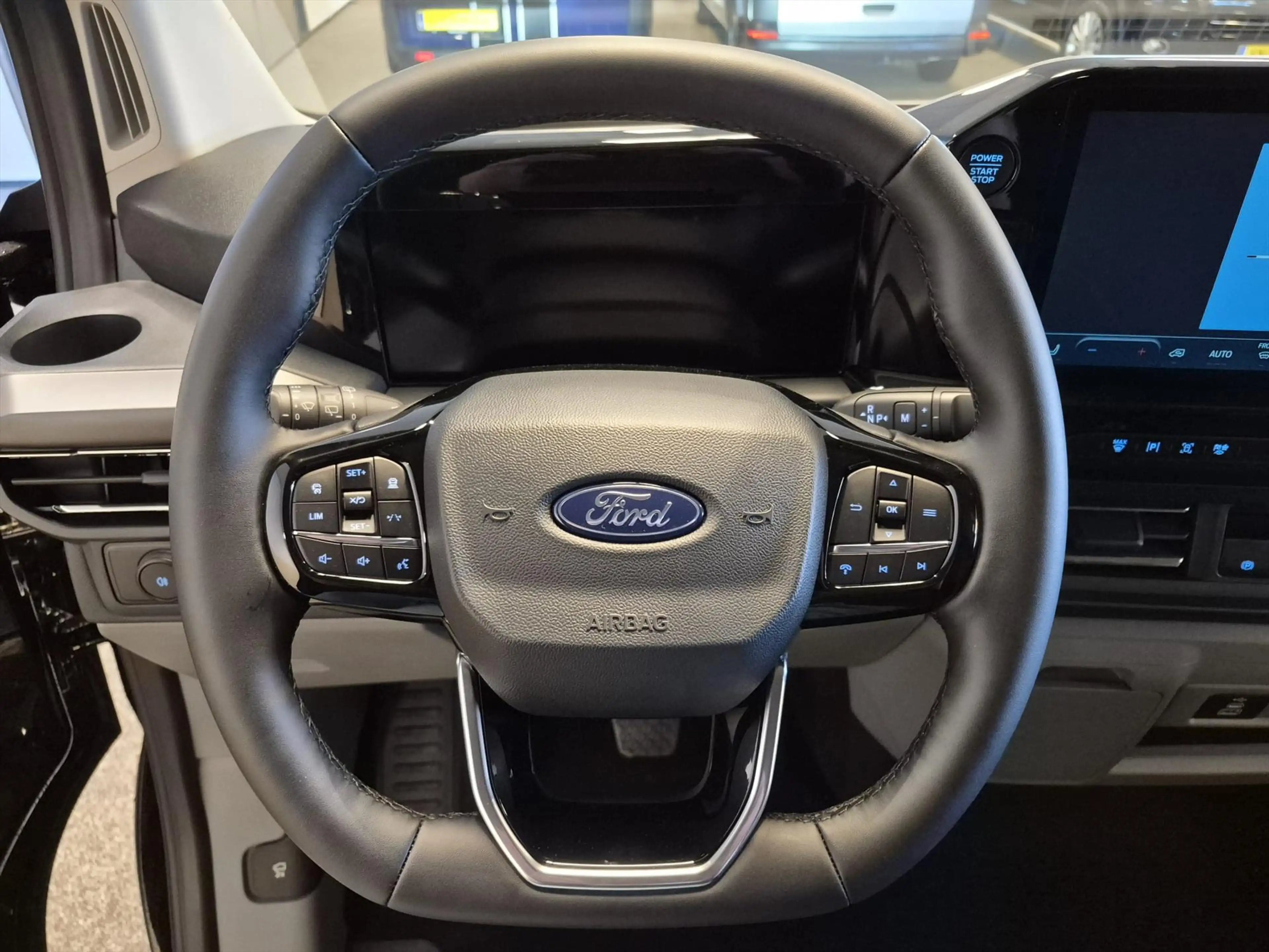 Ford Tourneo Custom L2H1 Rolstoelbus Bodemverlaging XXL 147cm — photo 21