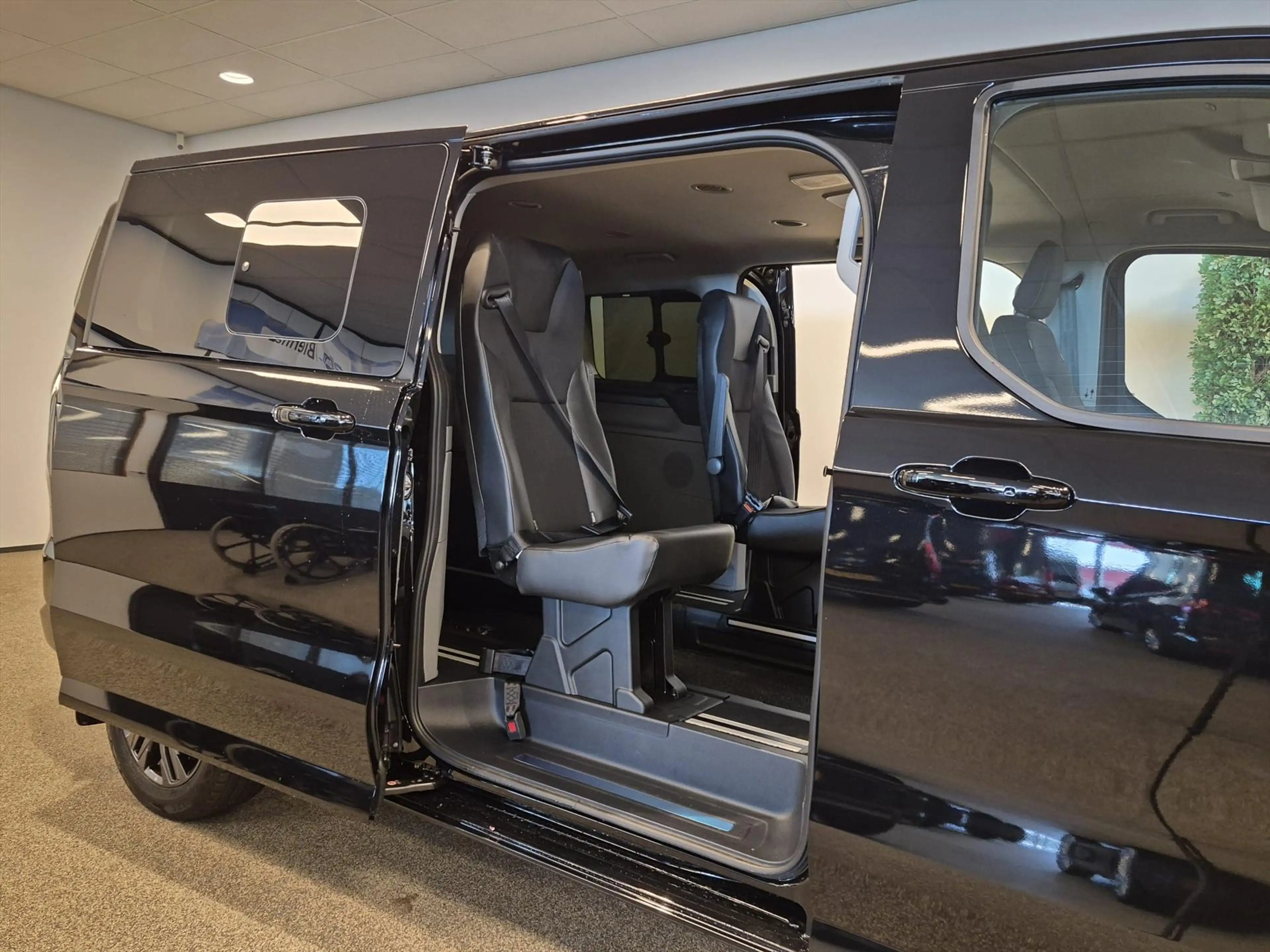 Ford Tourneo Custom L2H1 Rolstoelbus Bodemverlaging XXL 147cm — photo 15