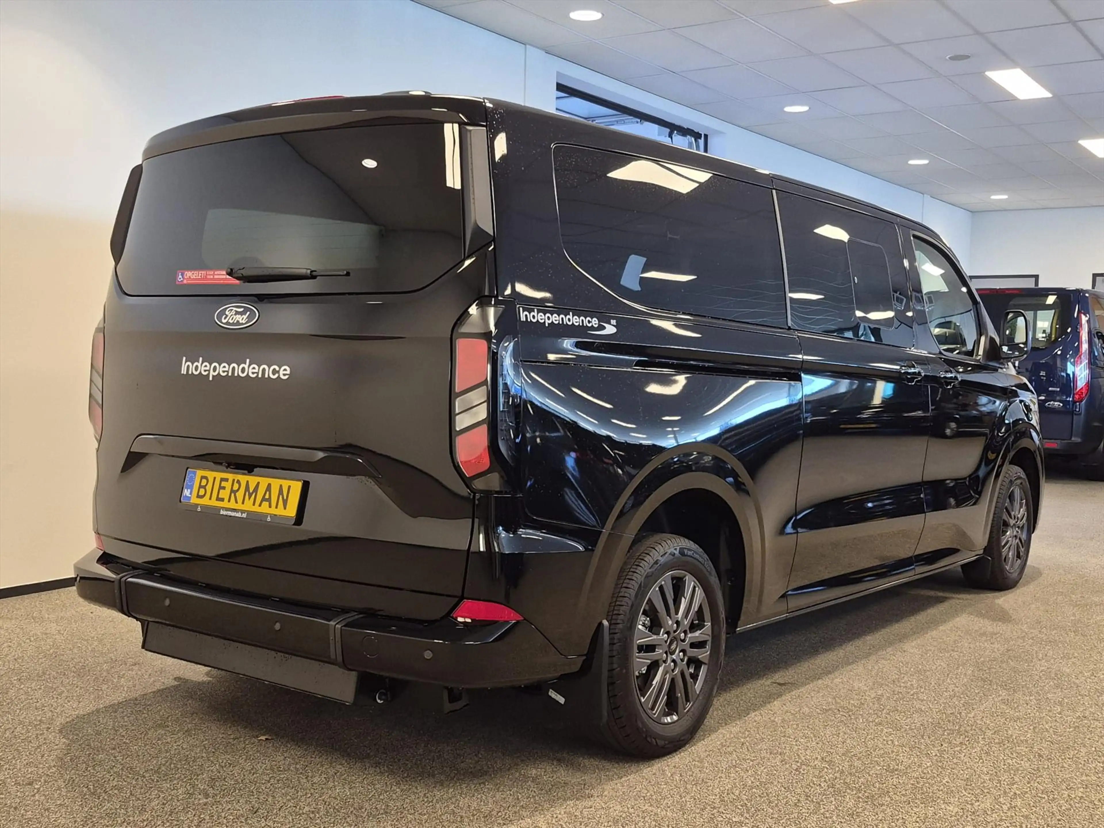 Ford Tourneo Custom L2H1 Rolstoelbus Bodemverlaging XXL 147cm — photo 13