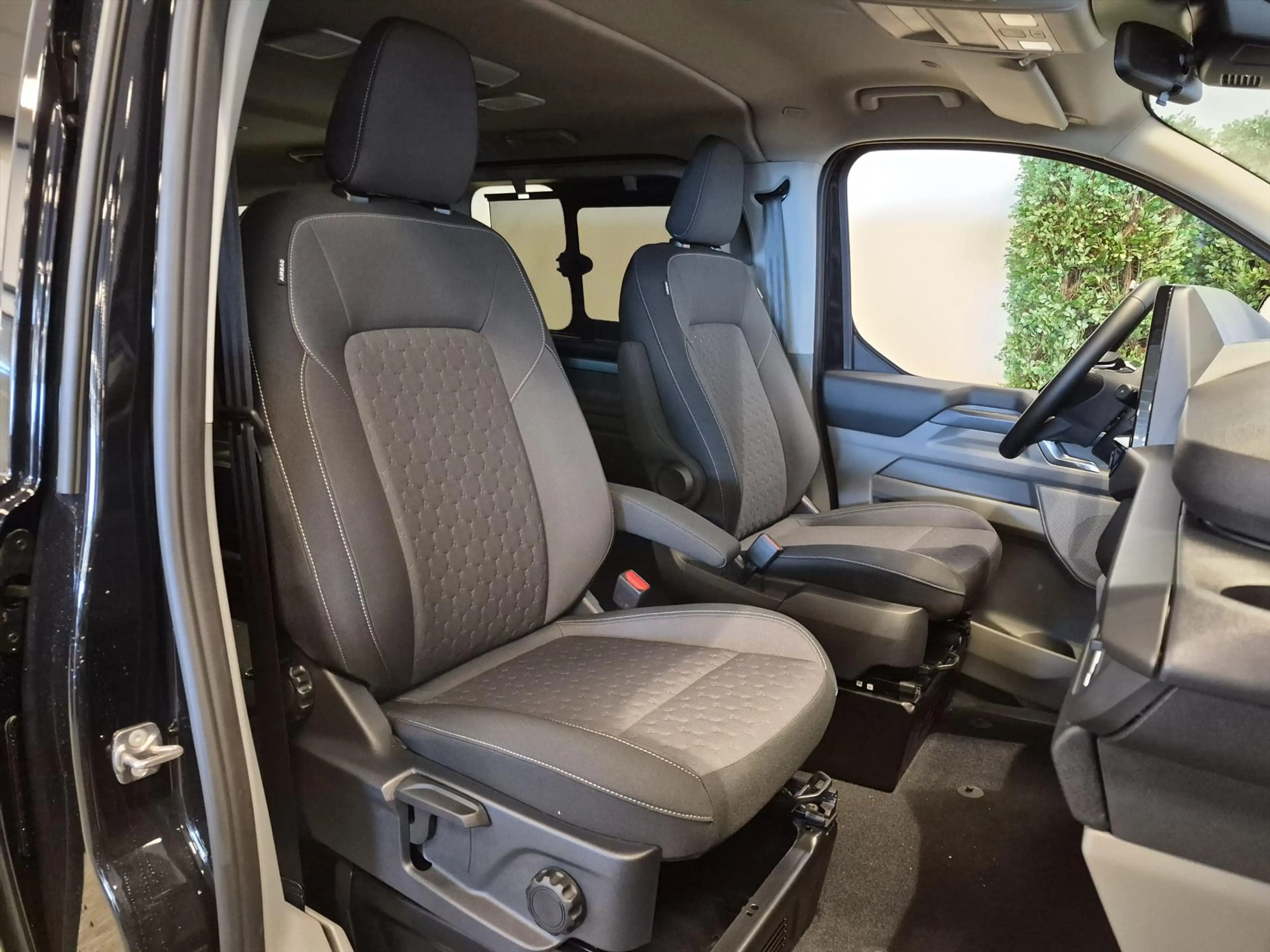 Ford Tourneo Custom L2H1 Rolstoelbus Bodemverlaging XXL 147cm — photo 20