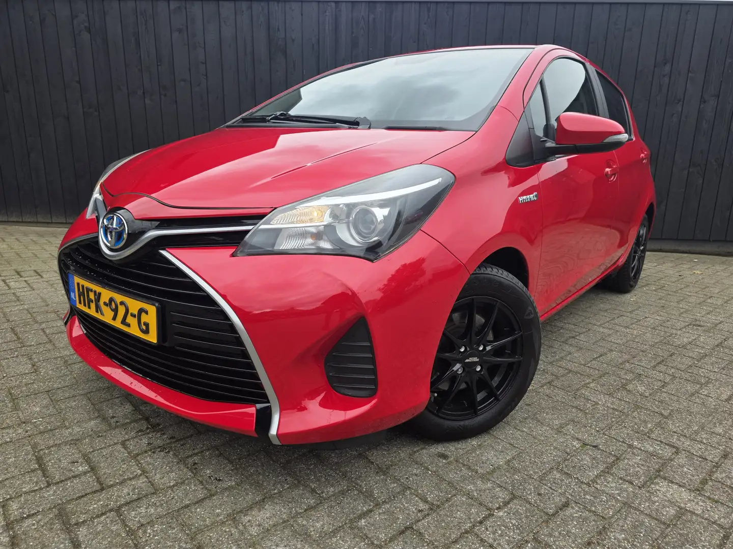 Toyota Yaris 1.5 Hybrid Comfort Rood - 1