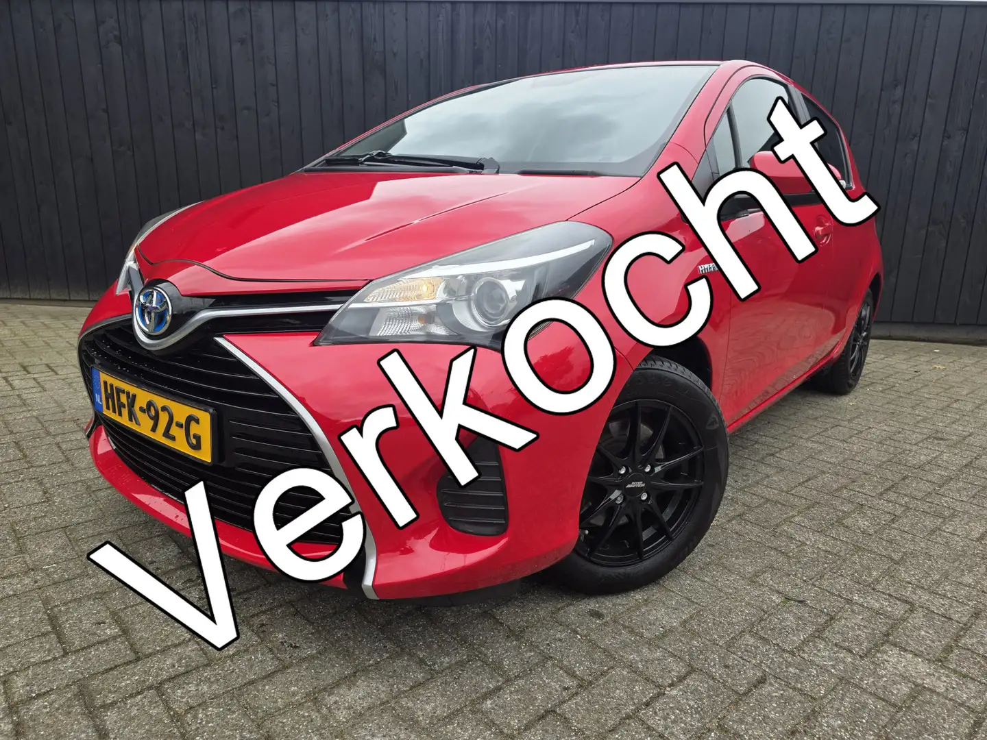 Toyota Yaris 1.5 Hybrid Comfort Rouge - 1