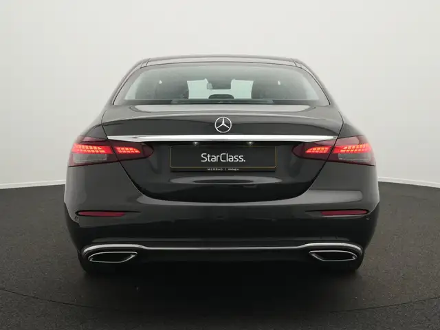Mercedes-Benz 220 view 4