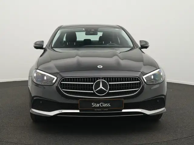 Mercedes-Benz 220 view 2