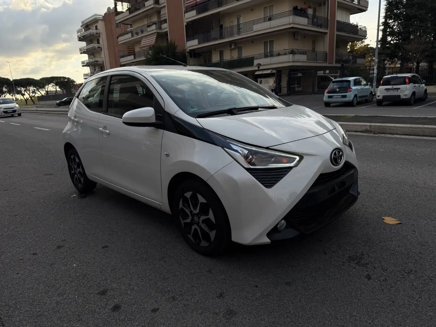 Toyota Aygo Connect 1.0 VVT-i 72 CV 5 porte x-cool MMT XPLAY L Weiß - 2