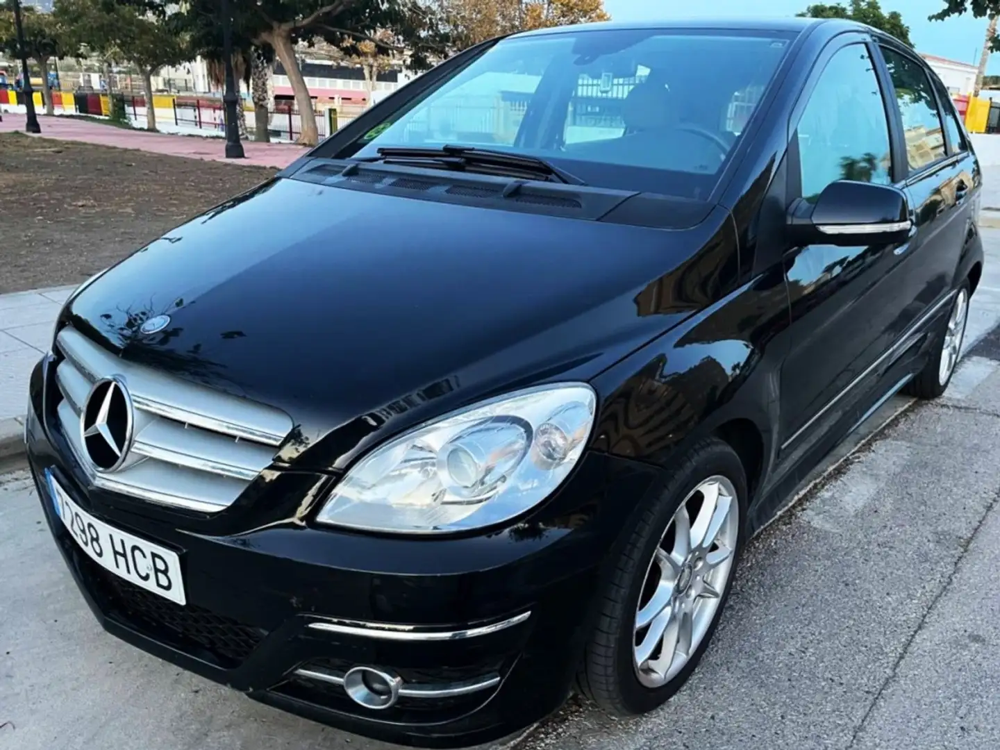 Mercedes-Benz MERCEDES-BENZ Clase B Monovolumen Automático de Černá - 1