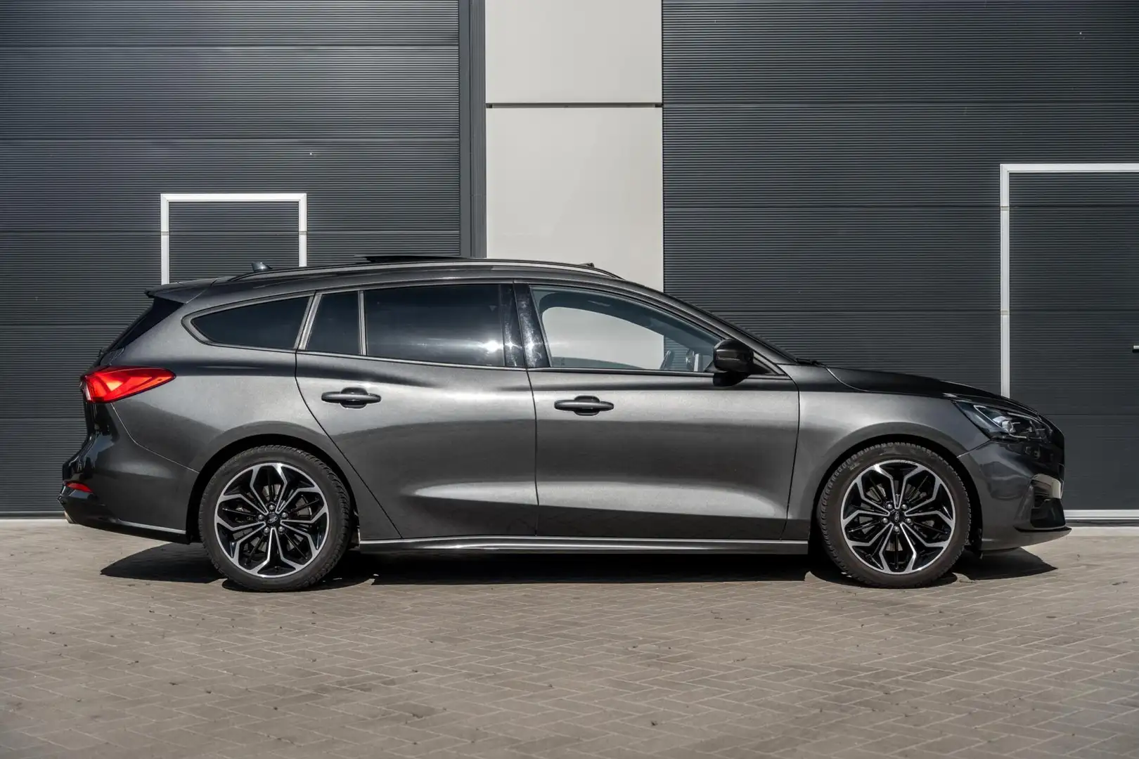 Ford Focus Wagon 1.0 EcoBoost ST Line LED|CAM|PANO|BOMVOL! Grijs - 2