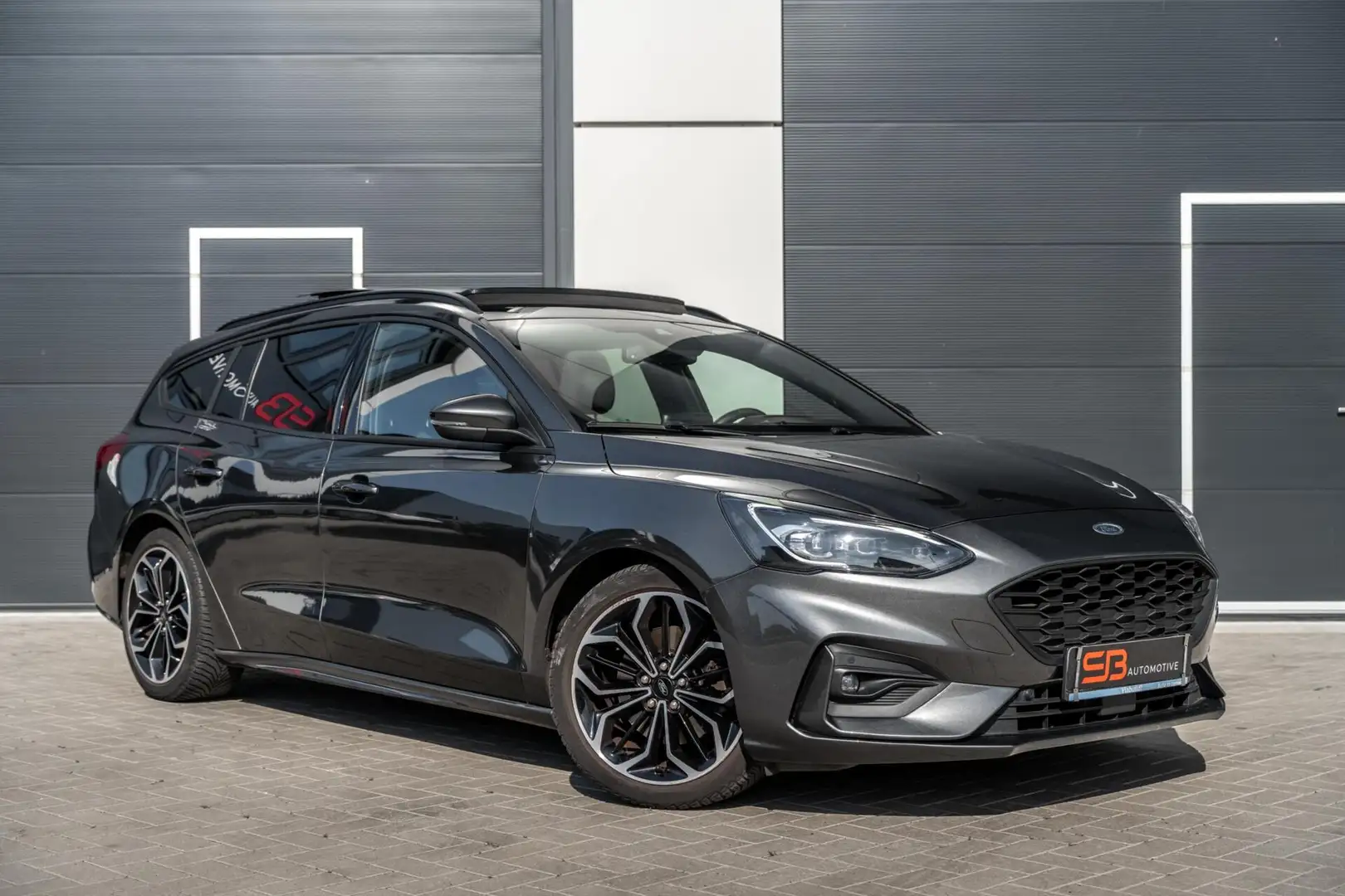 Ford Focus Wagon 1.0 EcoBoost ST Line LED|CAM|PANO|BOMVOL! Grijs - 1