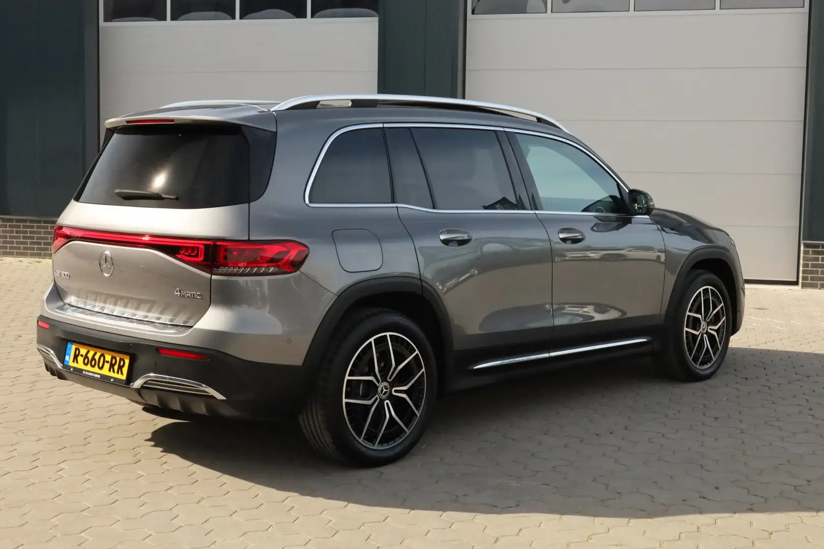 Mercedes-Benz EQB 300 4MATIC AMG Line 67 kWh Pano Sfeer Keyless Trekhaak Gris - 2
