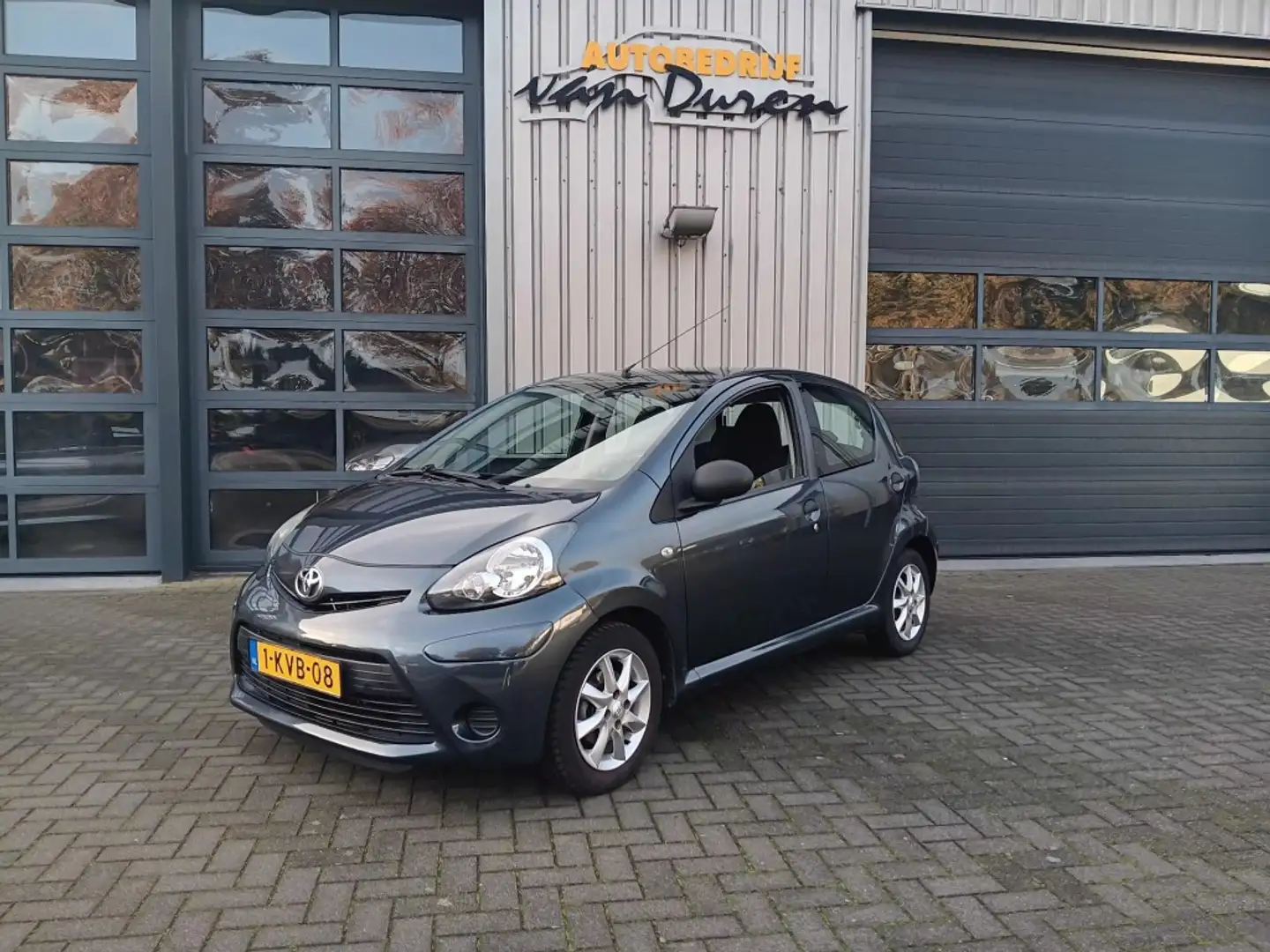 Toyota Aygo 1.0 68pk Dynamic Airco CV Elec.pakket Grijs - 1