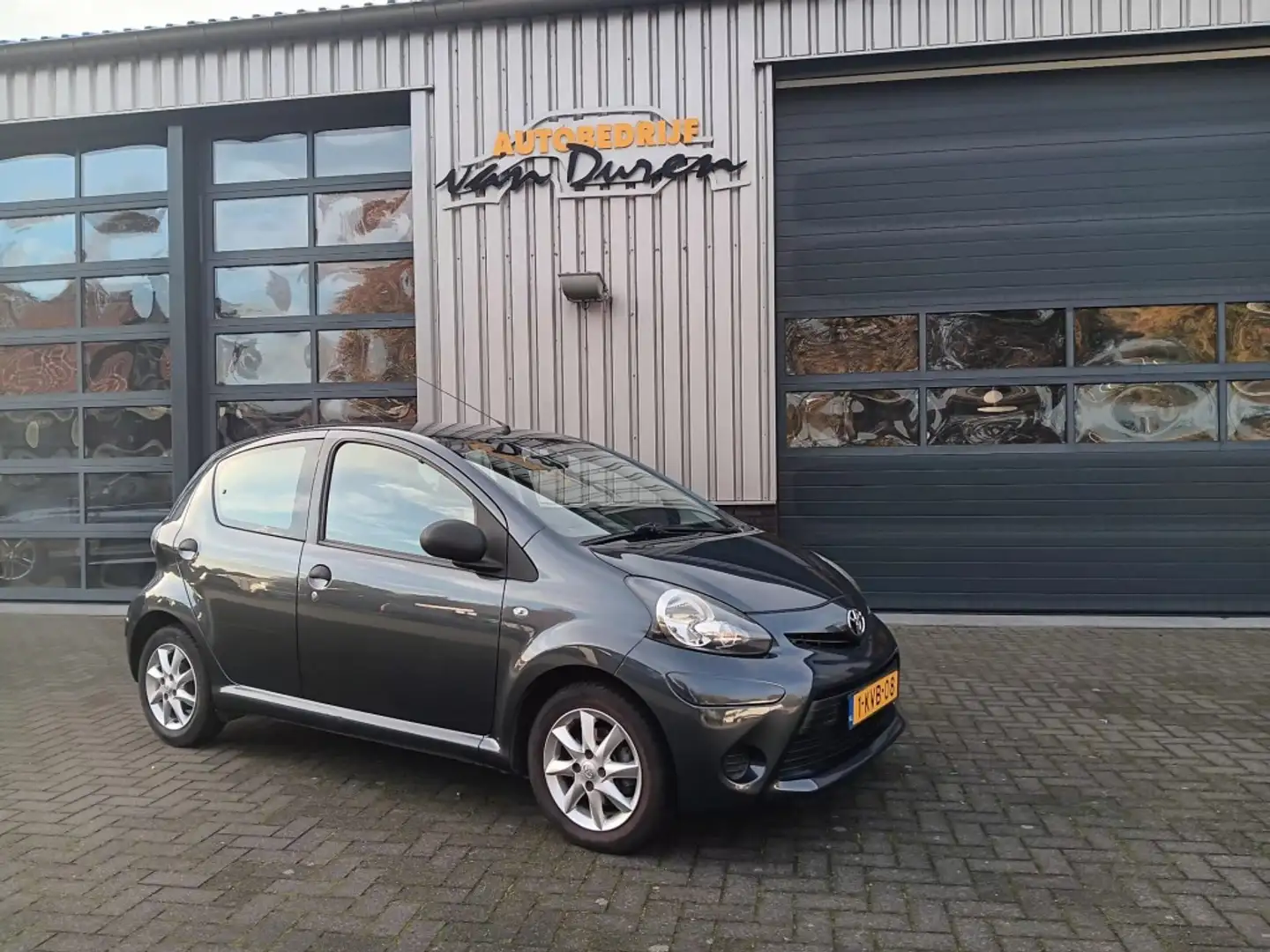 Toyota Aygo 1.0 68pk Dynamic Airco CV Elec.pakket Grijs - 2