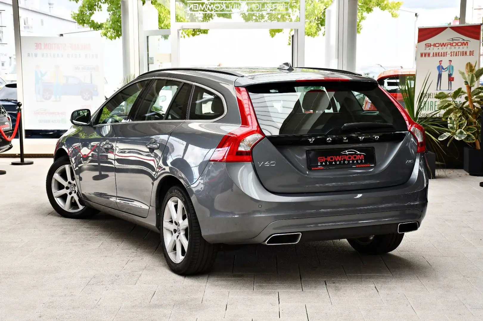 Volvo V60 Kombi Momentum 2.4 AWD Allrad Autom Kamera Gris - 2