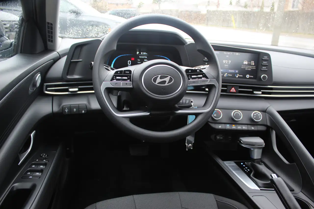 Hyundai ELANTRA photo Hyundai ELANTRA