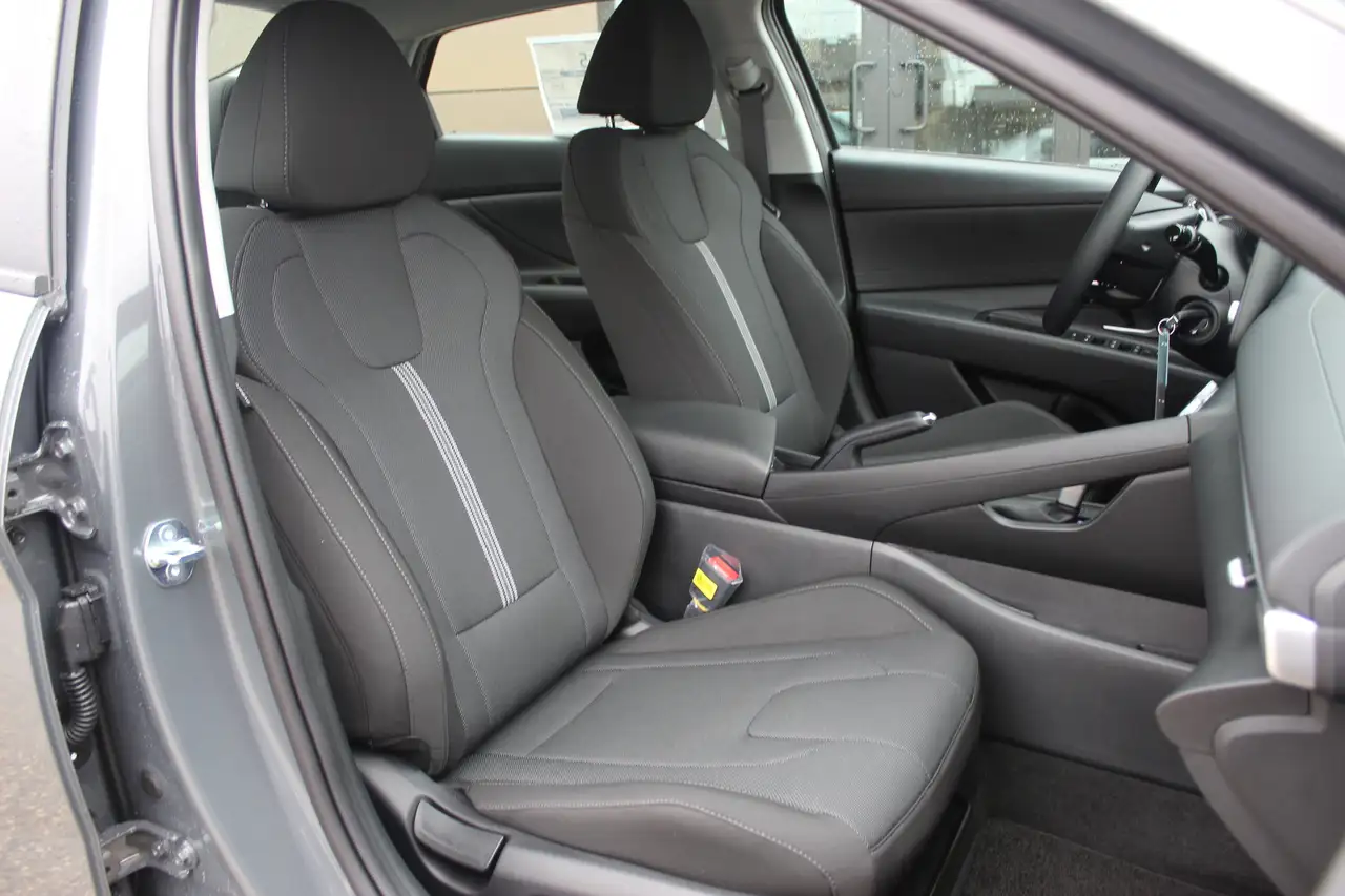 Hyundai ELANTRA photo Hyundai ELANTRA