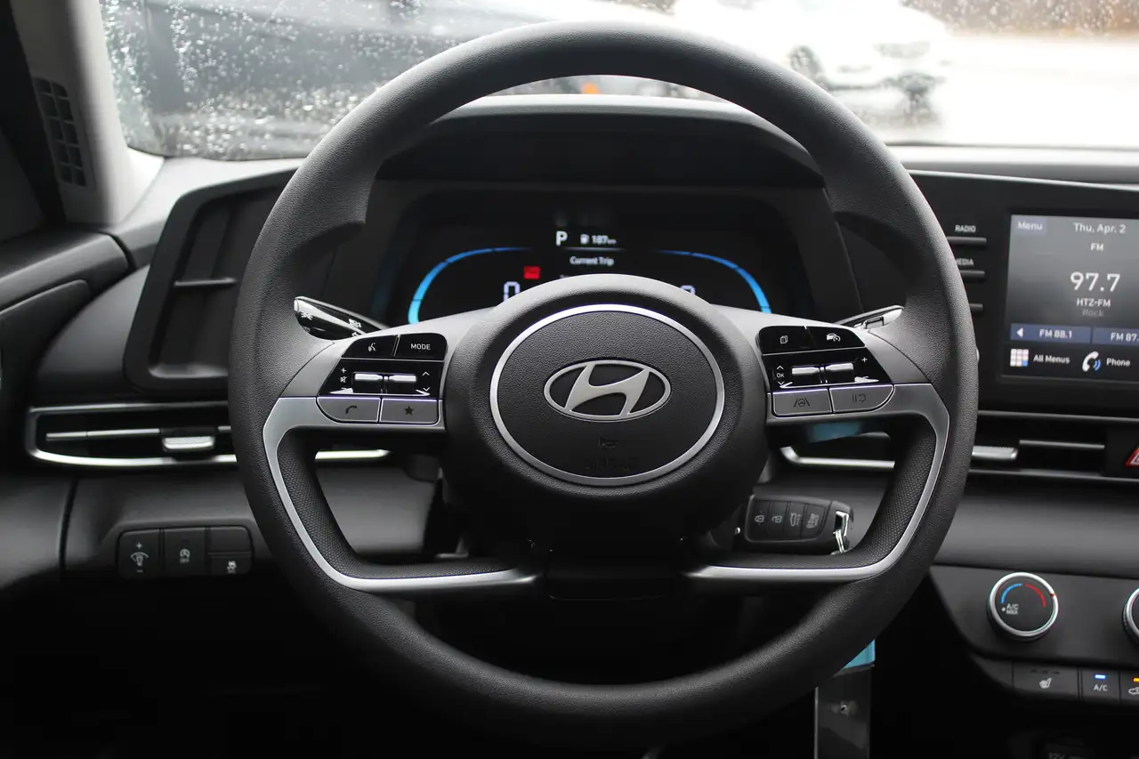 Hyundai ELANTRA photo Hyundai ELANTRA